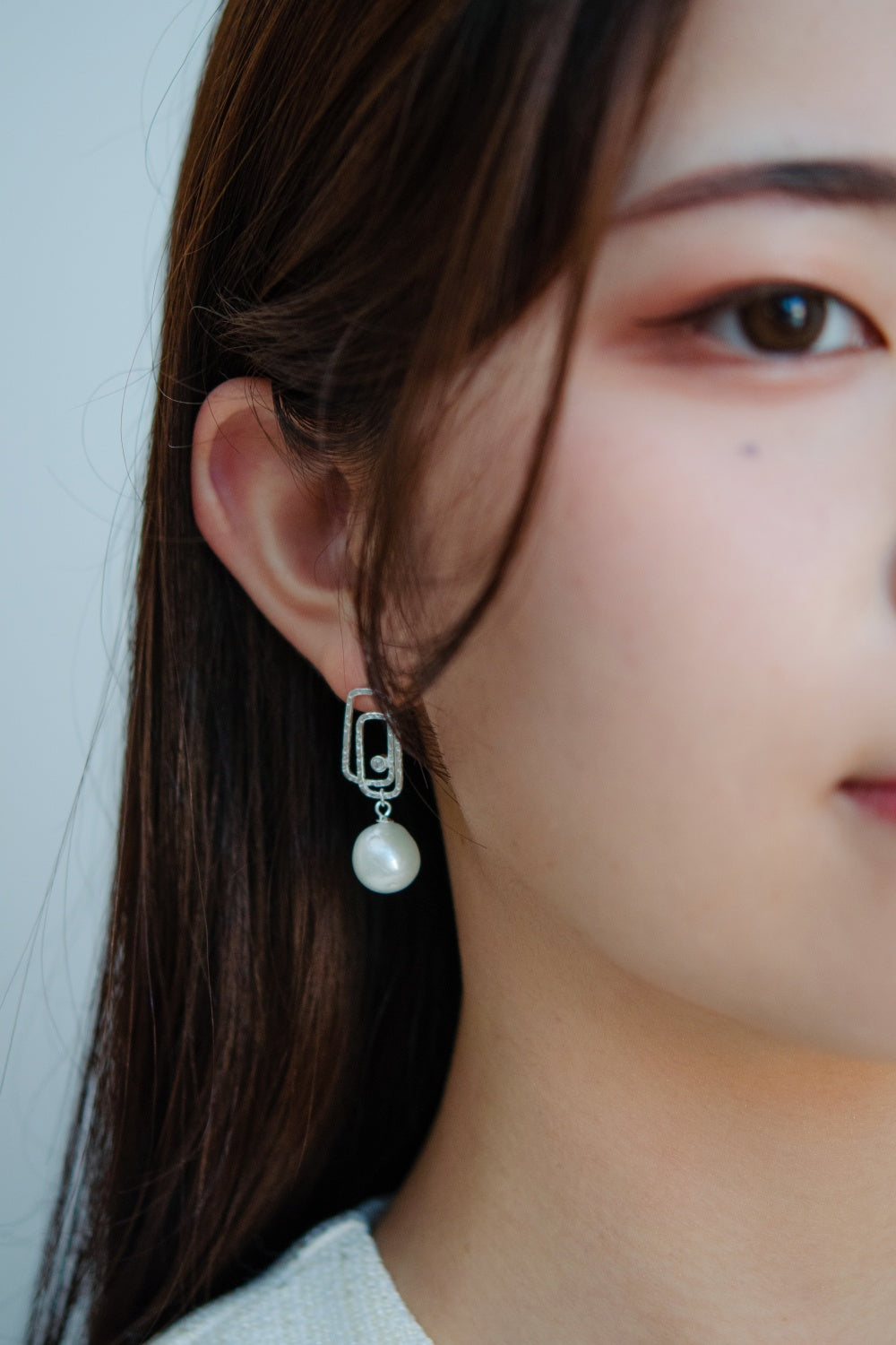 横顔 ピアス 着用 耳元 おしゃれ 揺れるパール