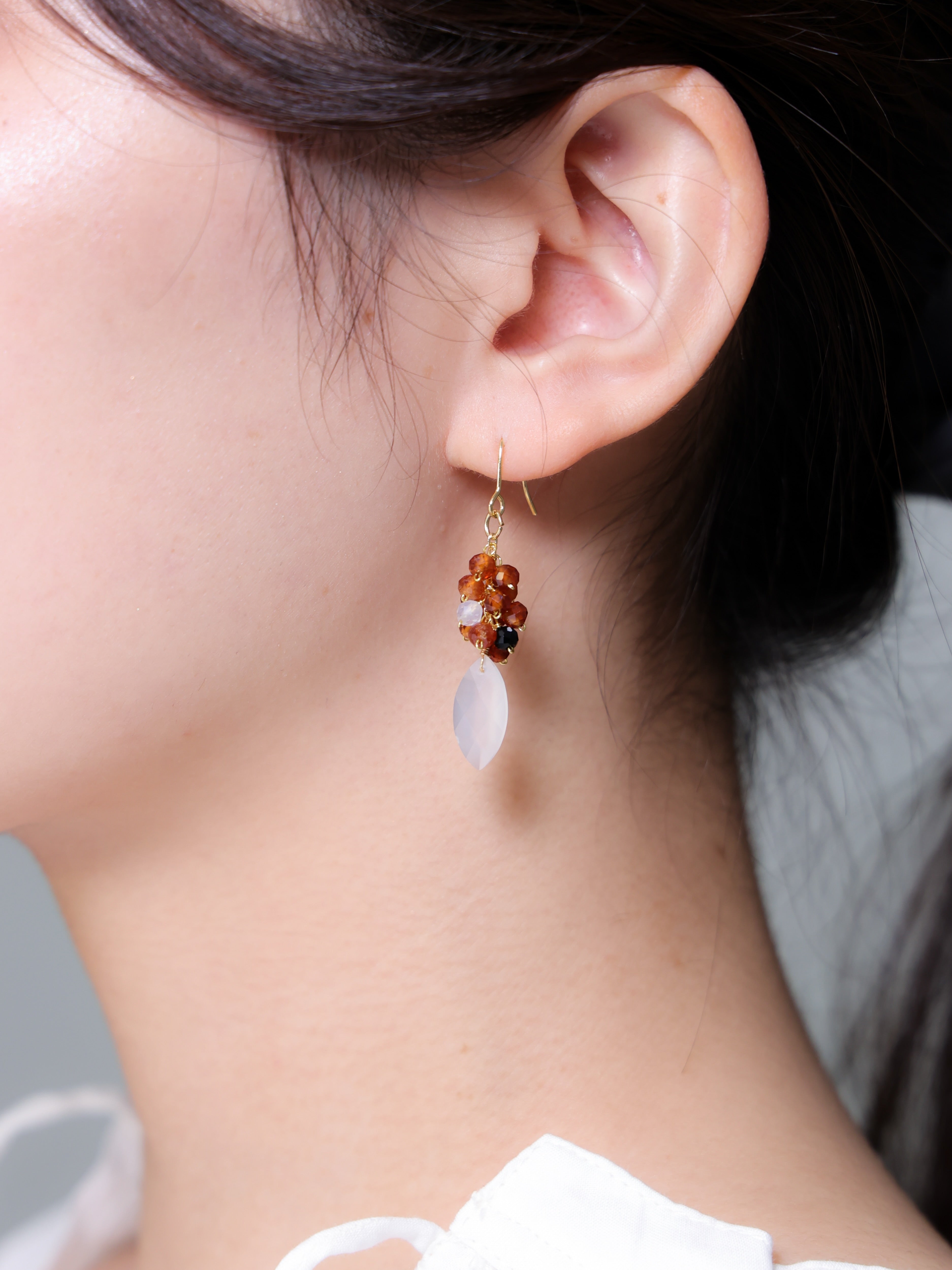 横顔 ピアス 着用 伏し目 知的 大人っぽい スタイル