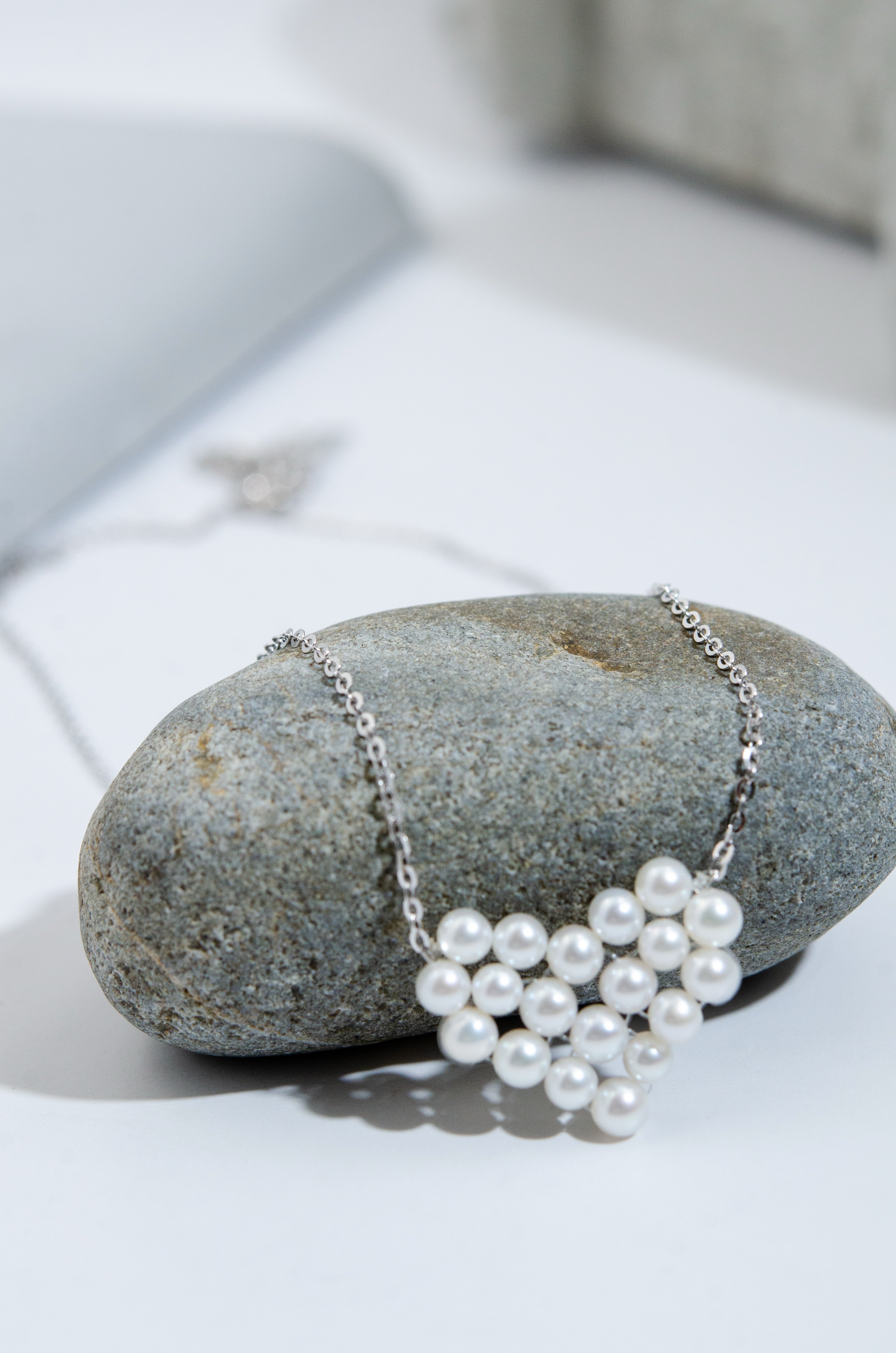 清楚な雰囲気 ネックレス 着用画像 伏し目 美人