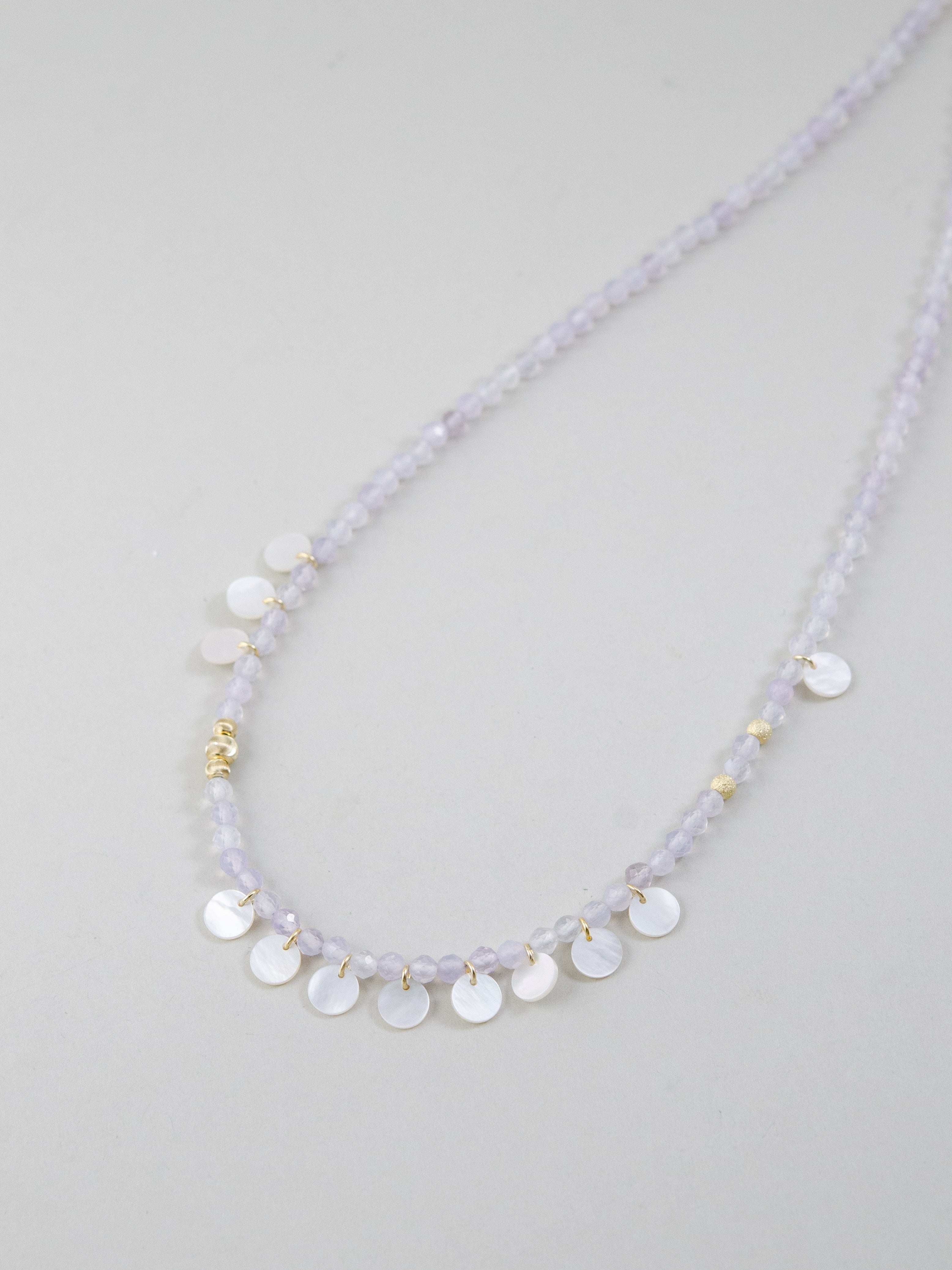 白蝶貝とパープルカルセドニー 斜め配置のループデザイン