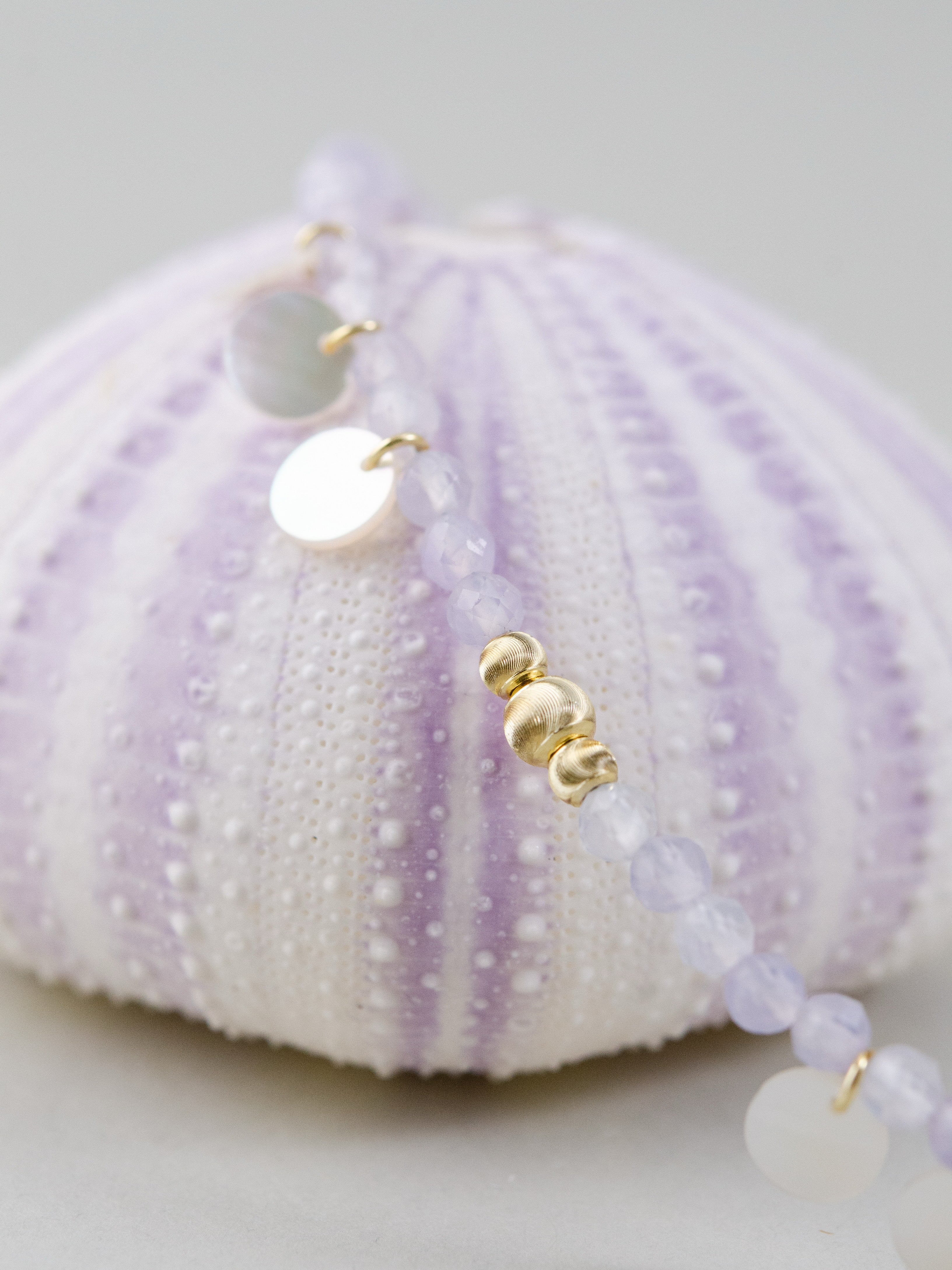 天然石ネックレス ディスプレイ詳細 淡き紫と純白の揺らめき