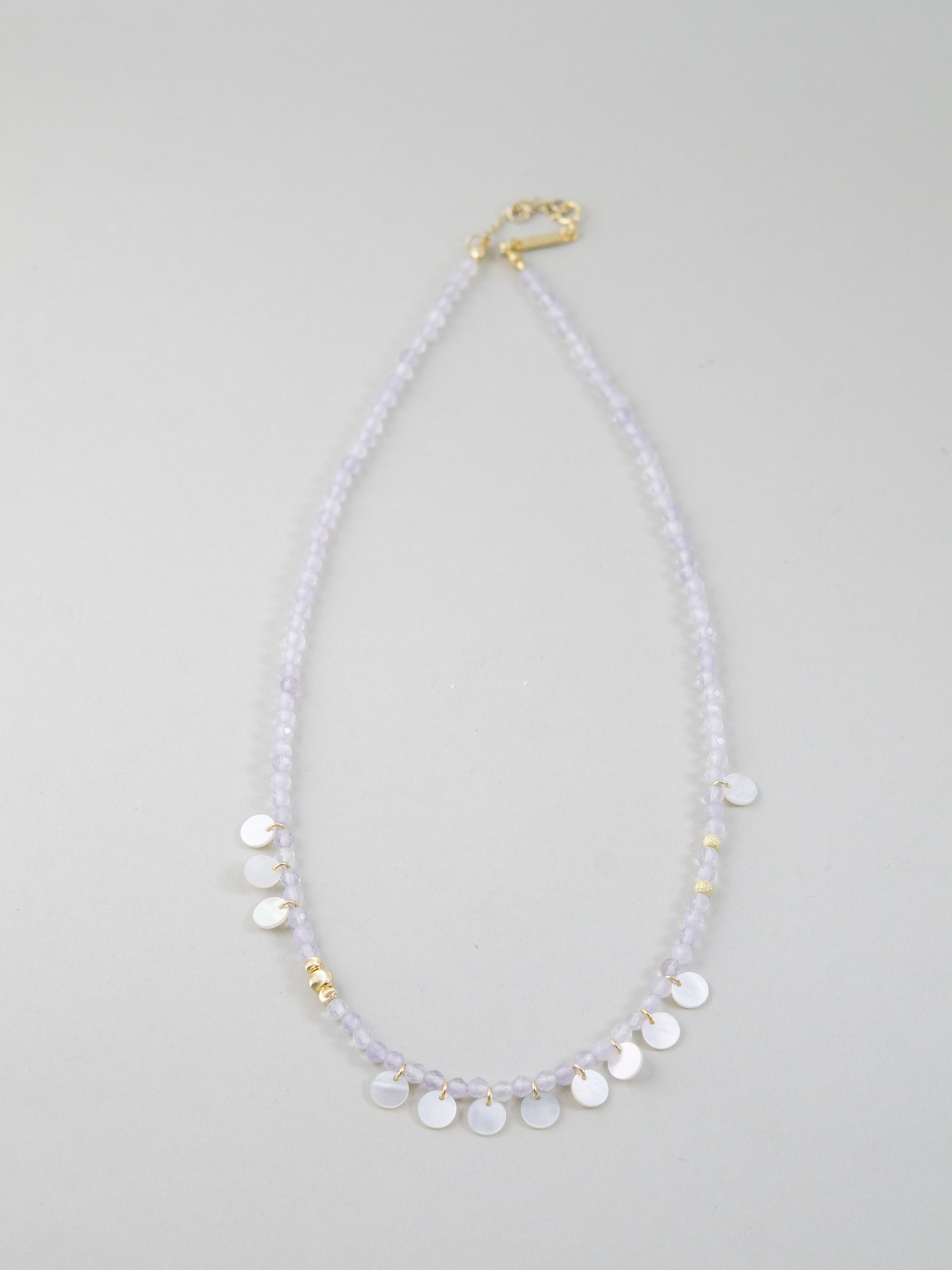 天然石ネックレス 平置き パープルカルセドニーと白蝶貝の円形配置