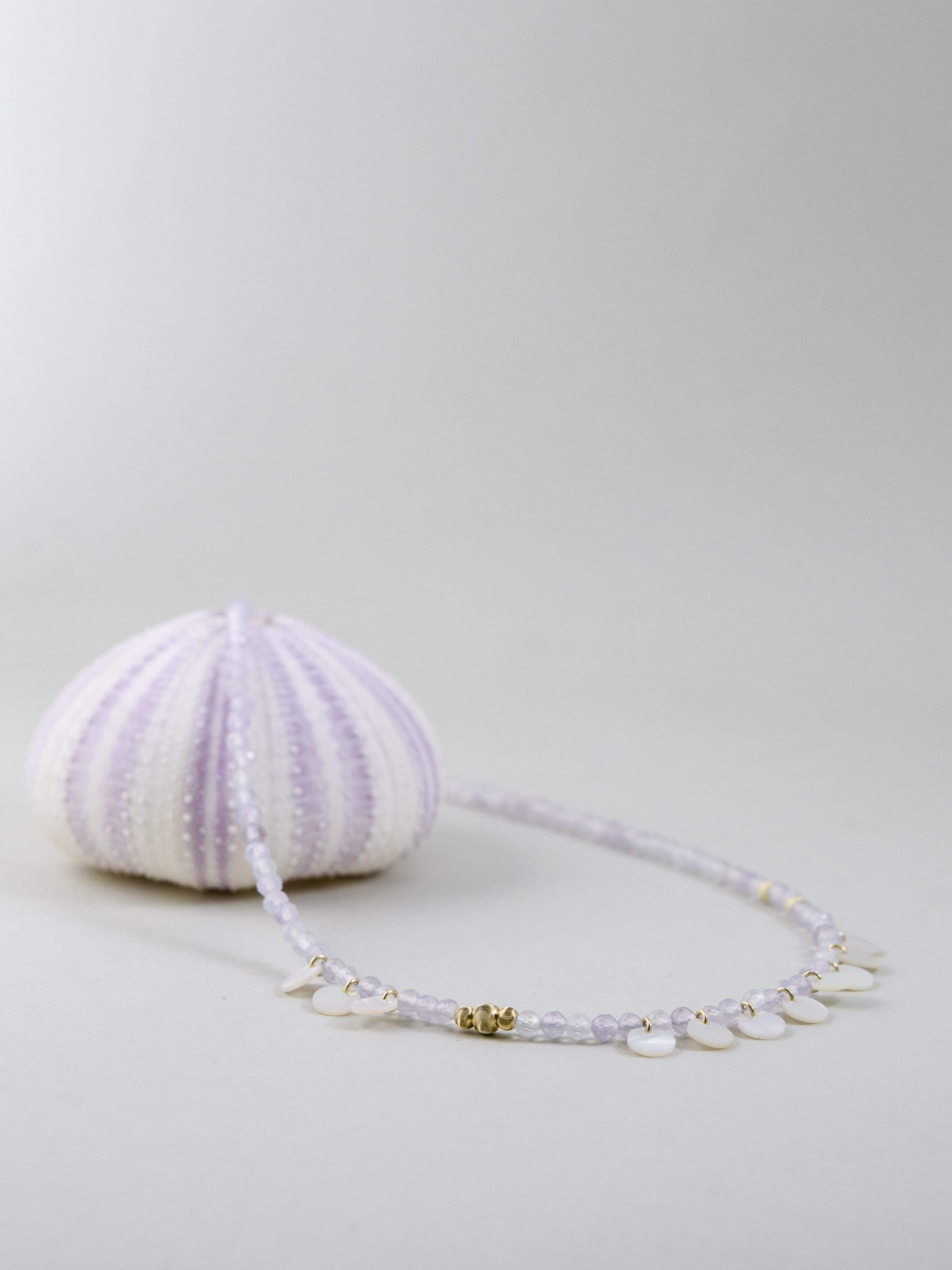 パープルカルセドニー ネックレス 紫のウニ殻を使ったディスプレイ