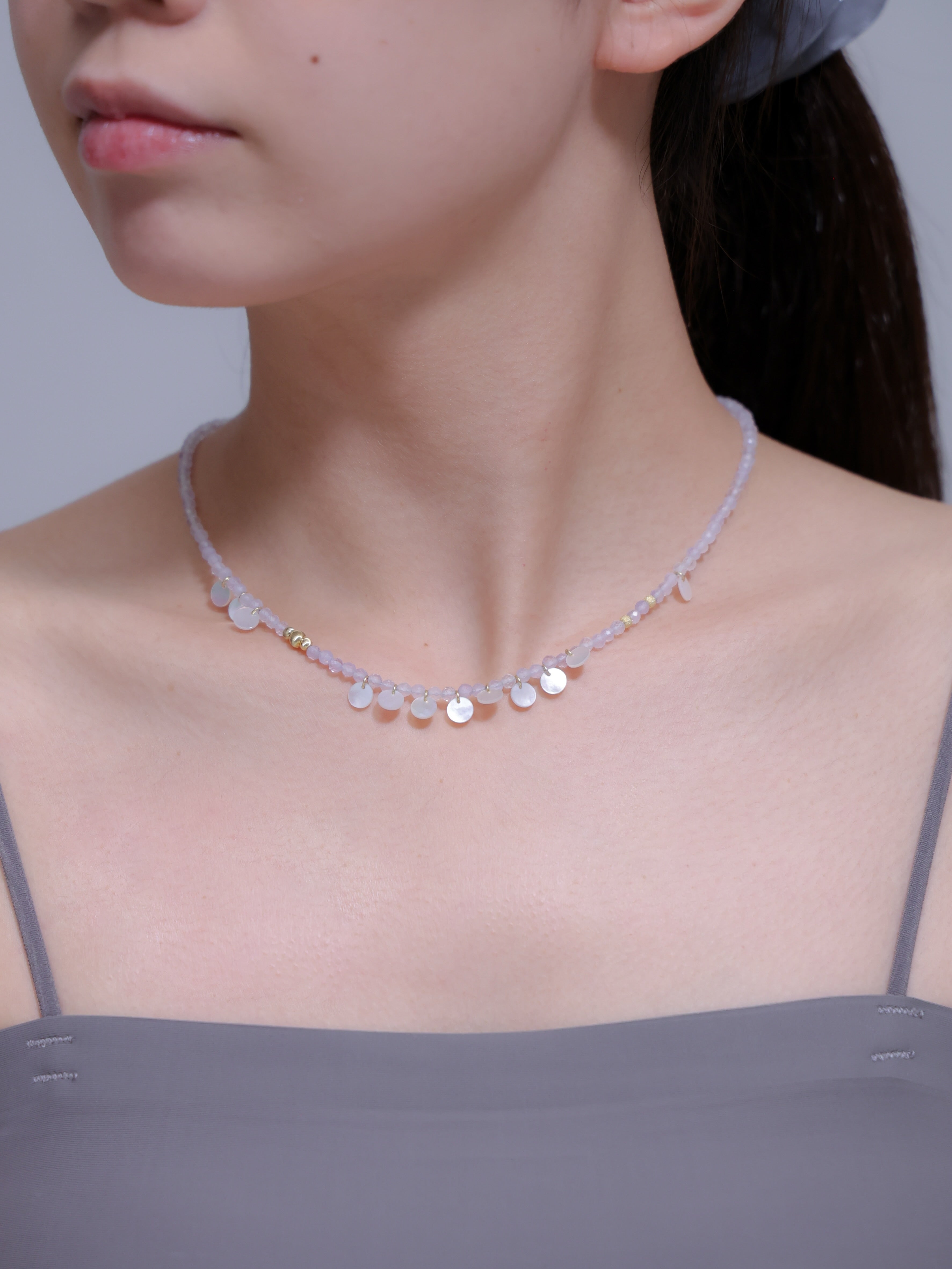 パープルカルセドニー ネックレス着用 首元のアップ 鎖骨を彩る淡い紫