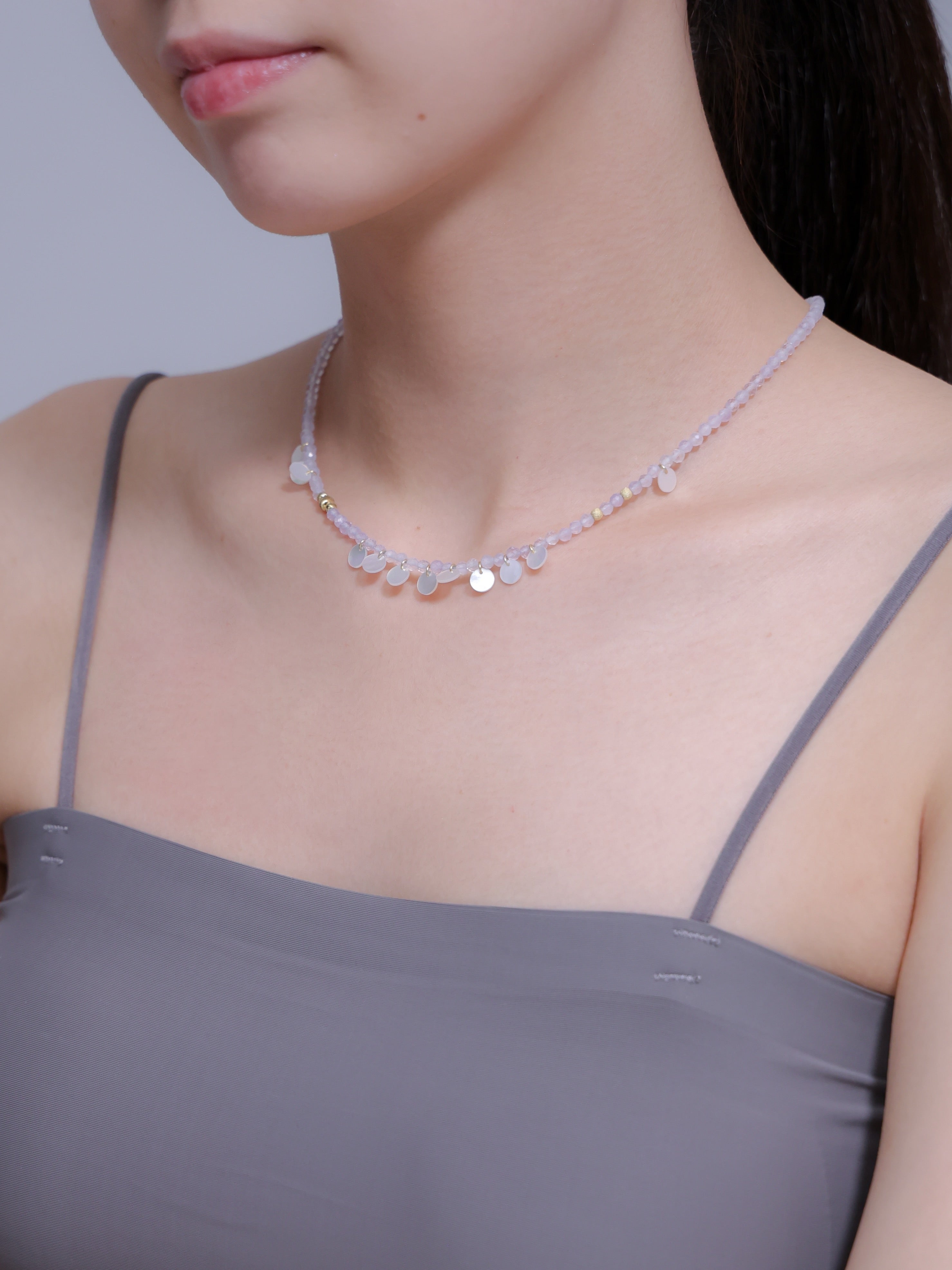 パープルカルセドニー ネックレス着用 横顔 優しげなラベンダーカラー