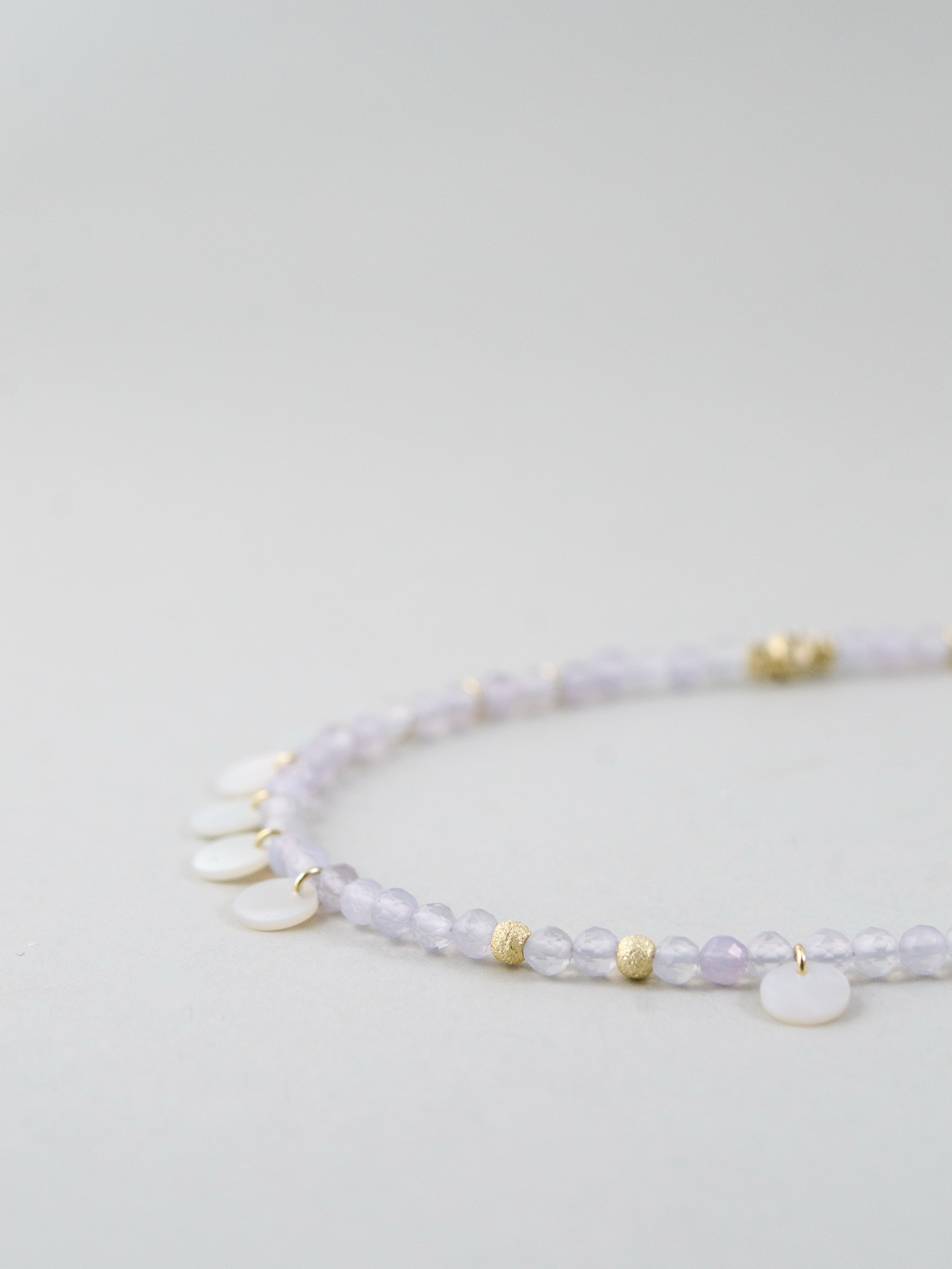 パープルカルセドニーと白蝶貝のビーズ詳細 質感のアップ