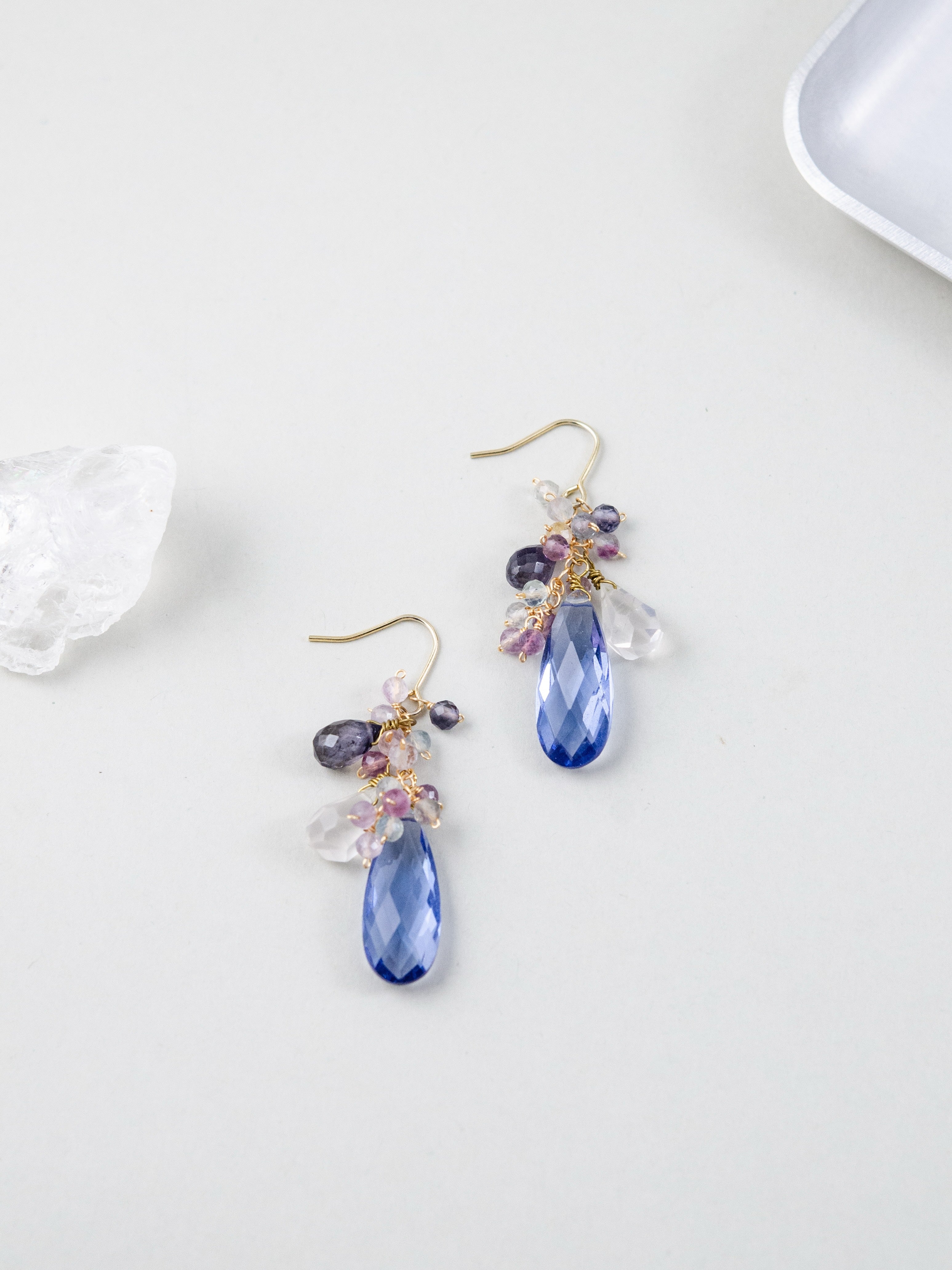 天然石ピアス ディスプレイ 水晶とフローライト 蒼き夜のイメージ