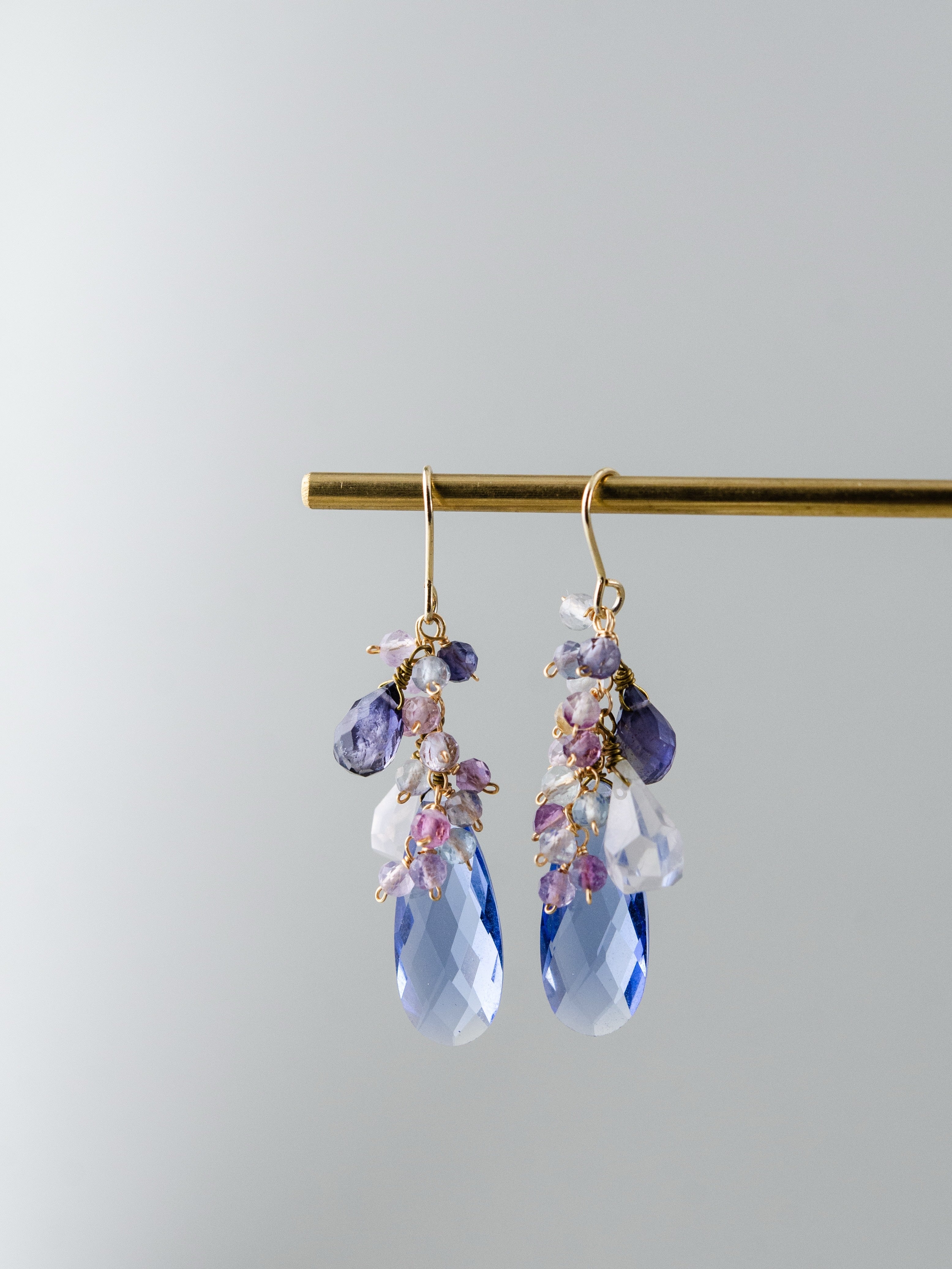 14kgf ピアス 吊り下げディスプレイ ゴールドバーと天然石の雫