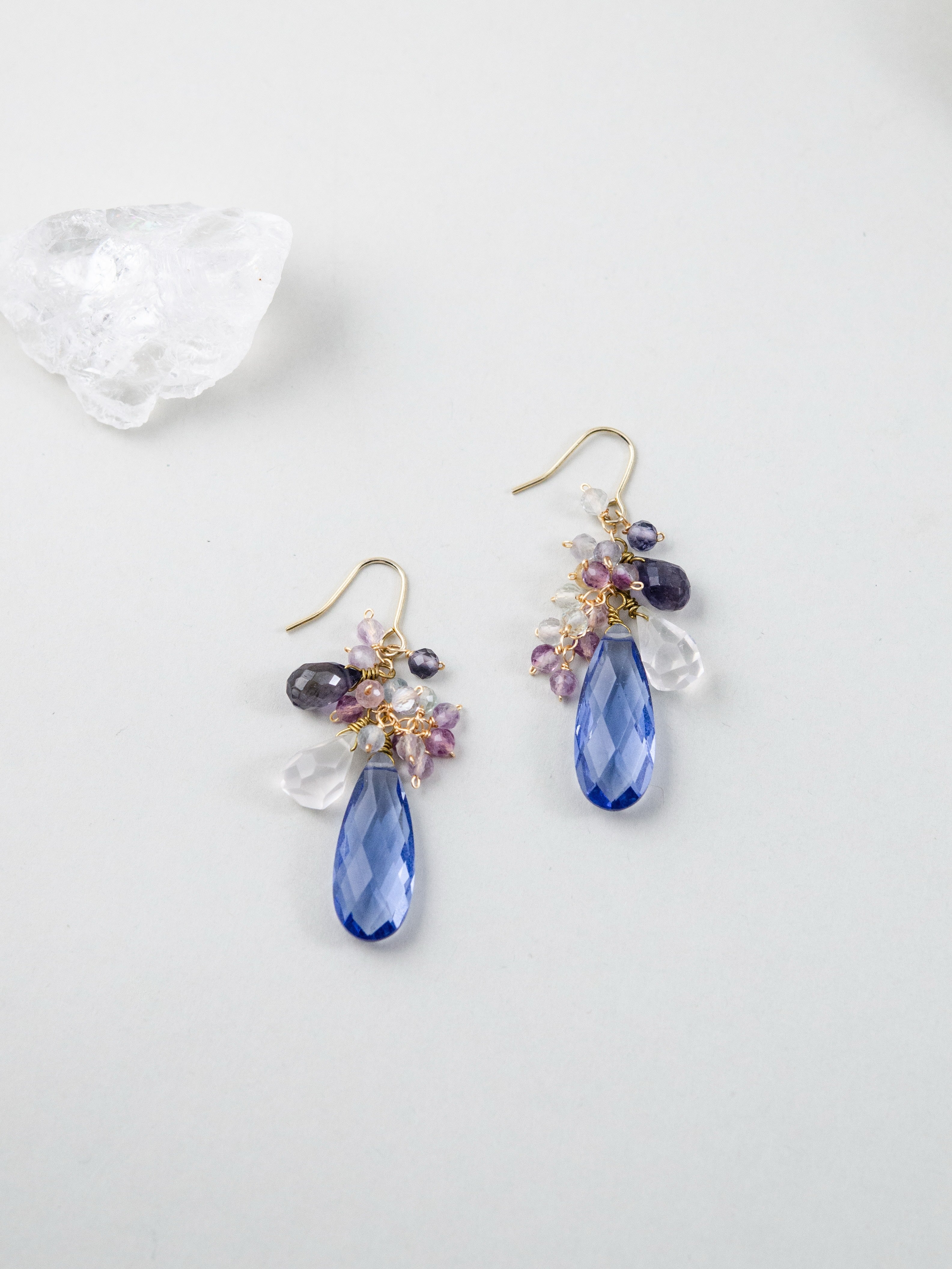 クォーツ & フローライト ピアス 蒼き夜の雫 メイン画像 深海のようなブルー