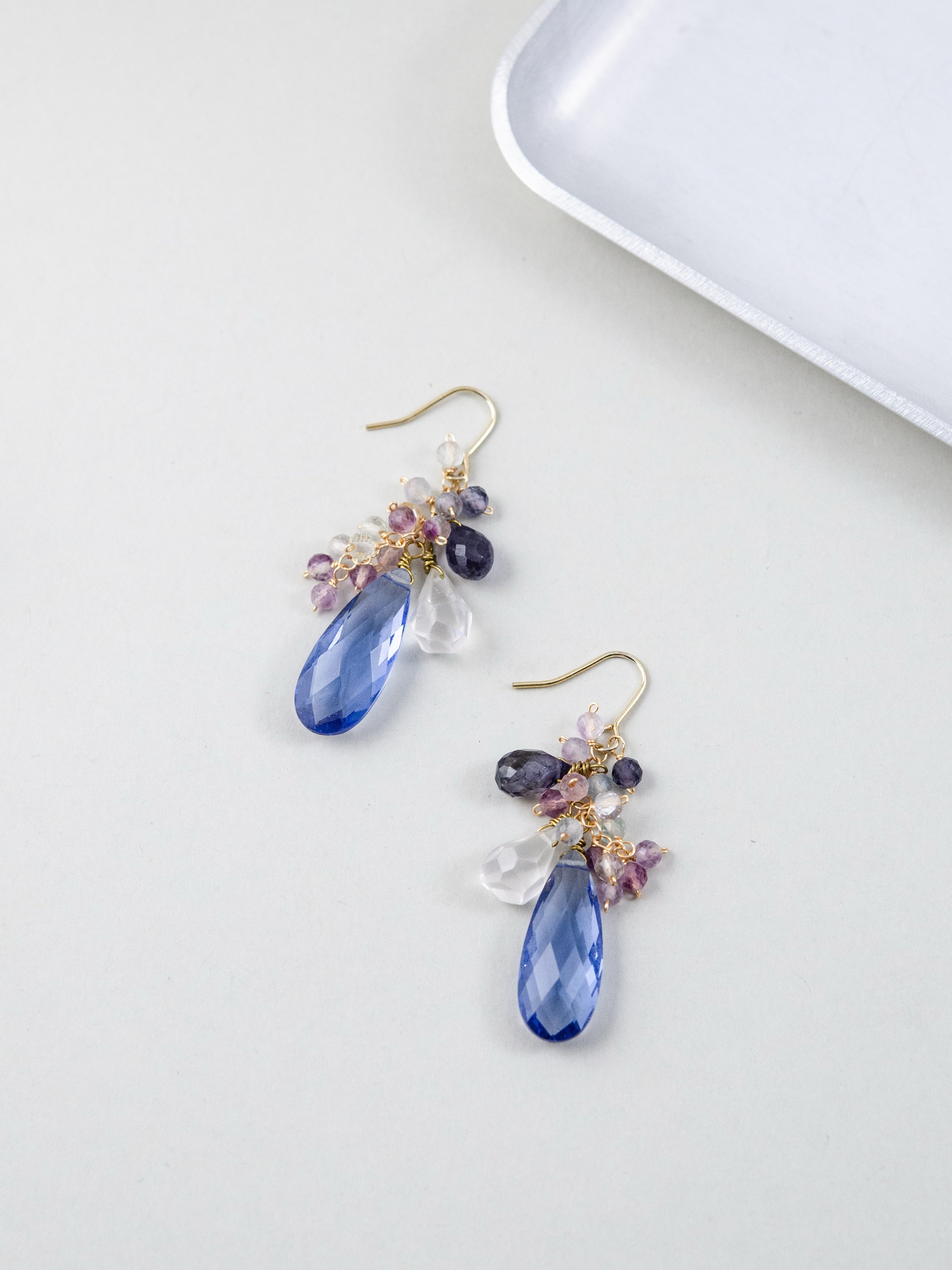 天然石ピアス スタイリング 白いトレイ上の蒼き夜の雫