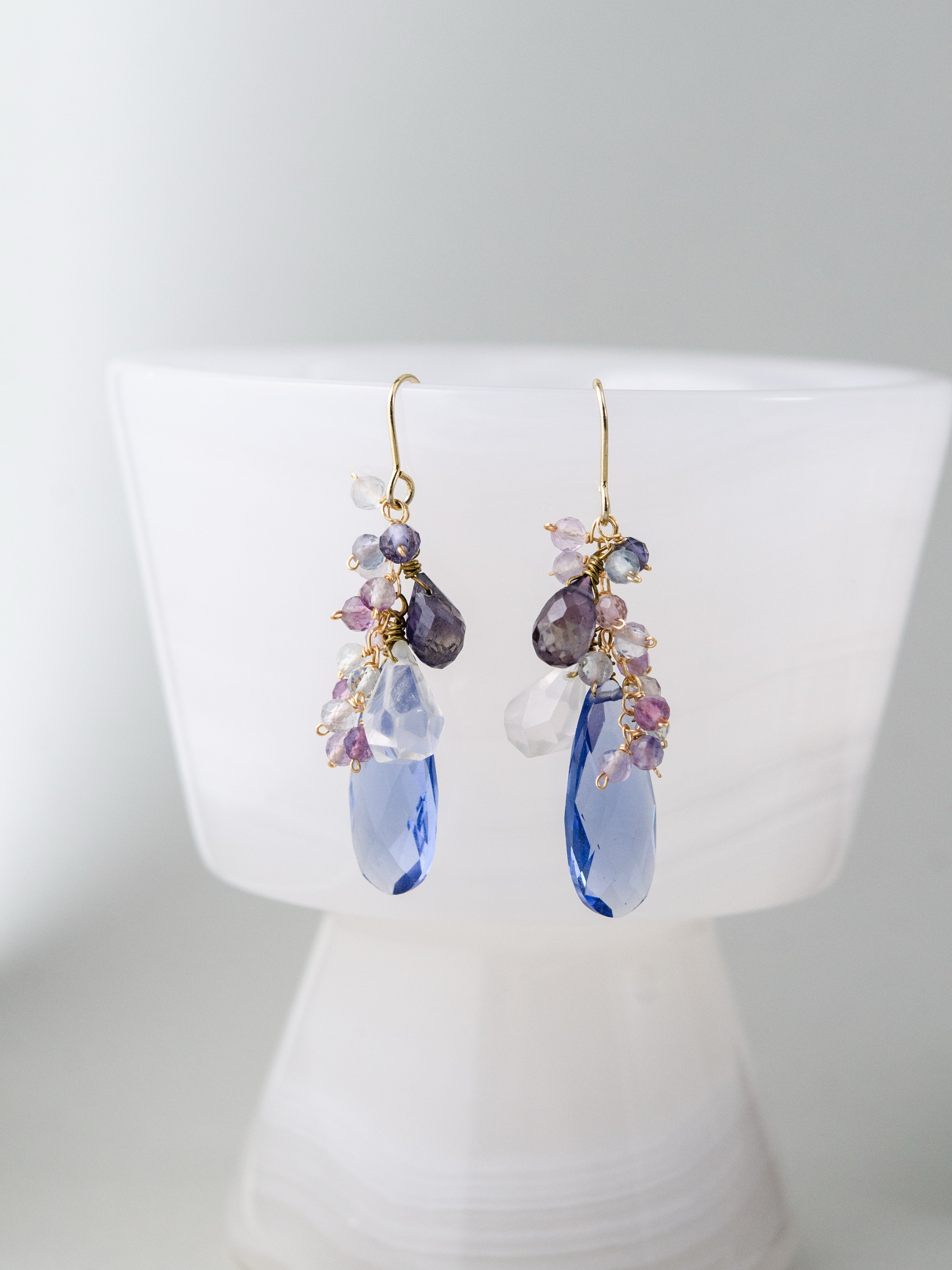 揺れる天然石ピアス 白い器を使ったディスプレイ 透明な輝き