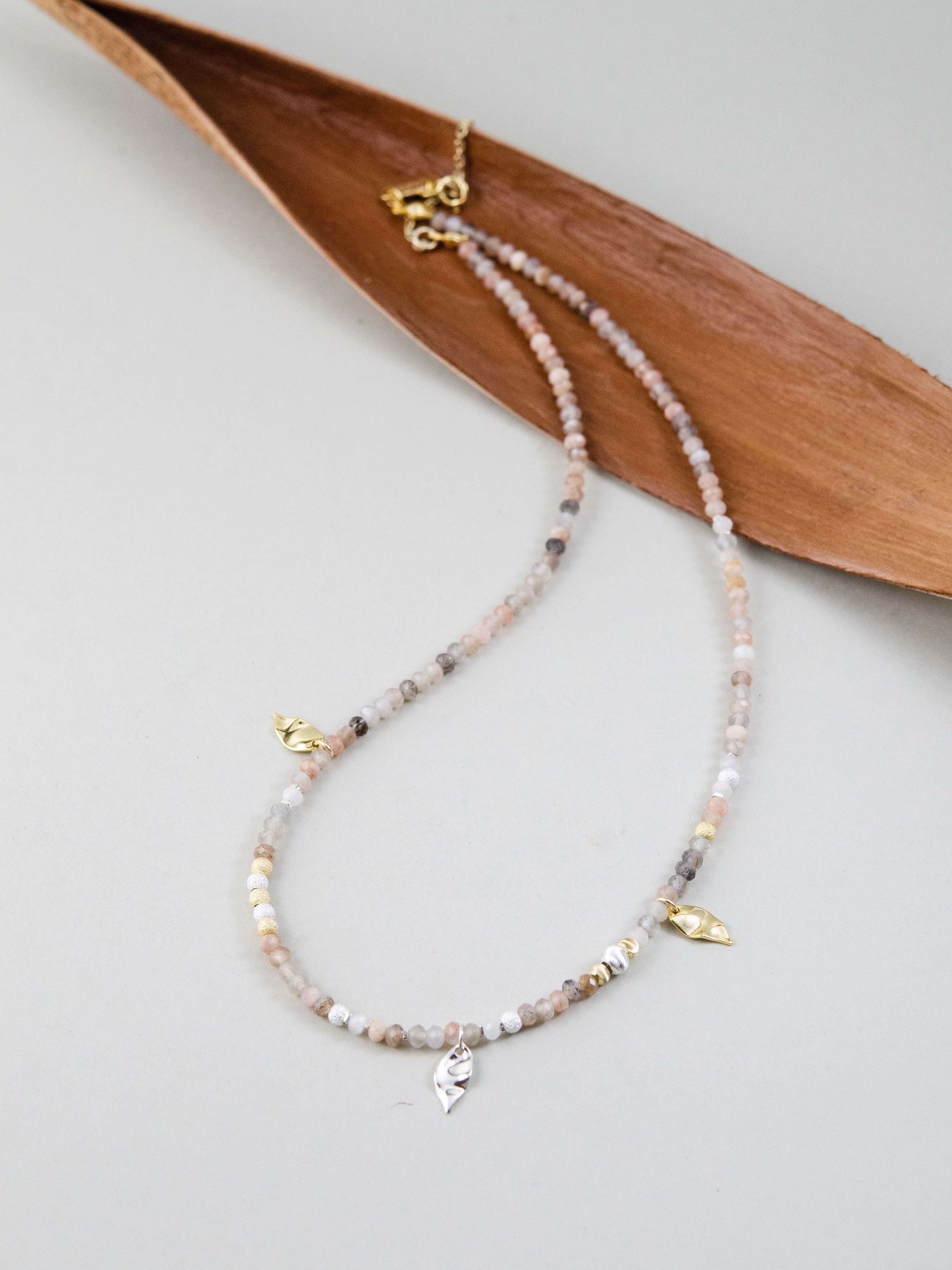 月光の調和 ネックレス 全体図 木の葉型トレイのディスプレイ