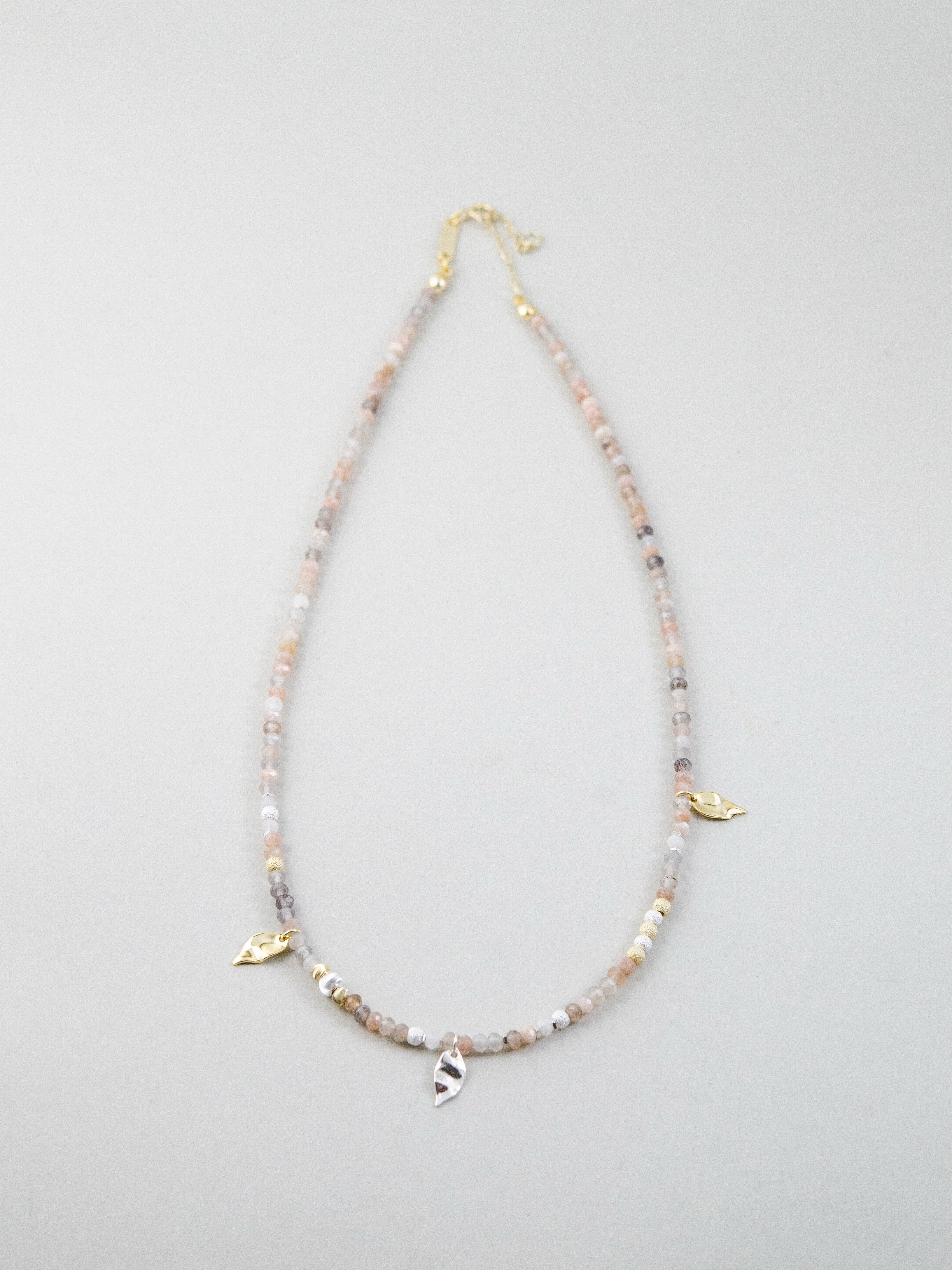 天然石ネックレス 平置き 円形配置 神秘的なシラーとSV925