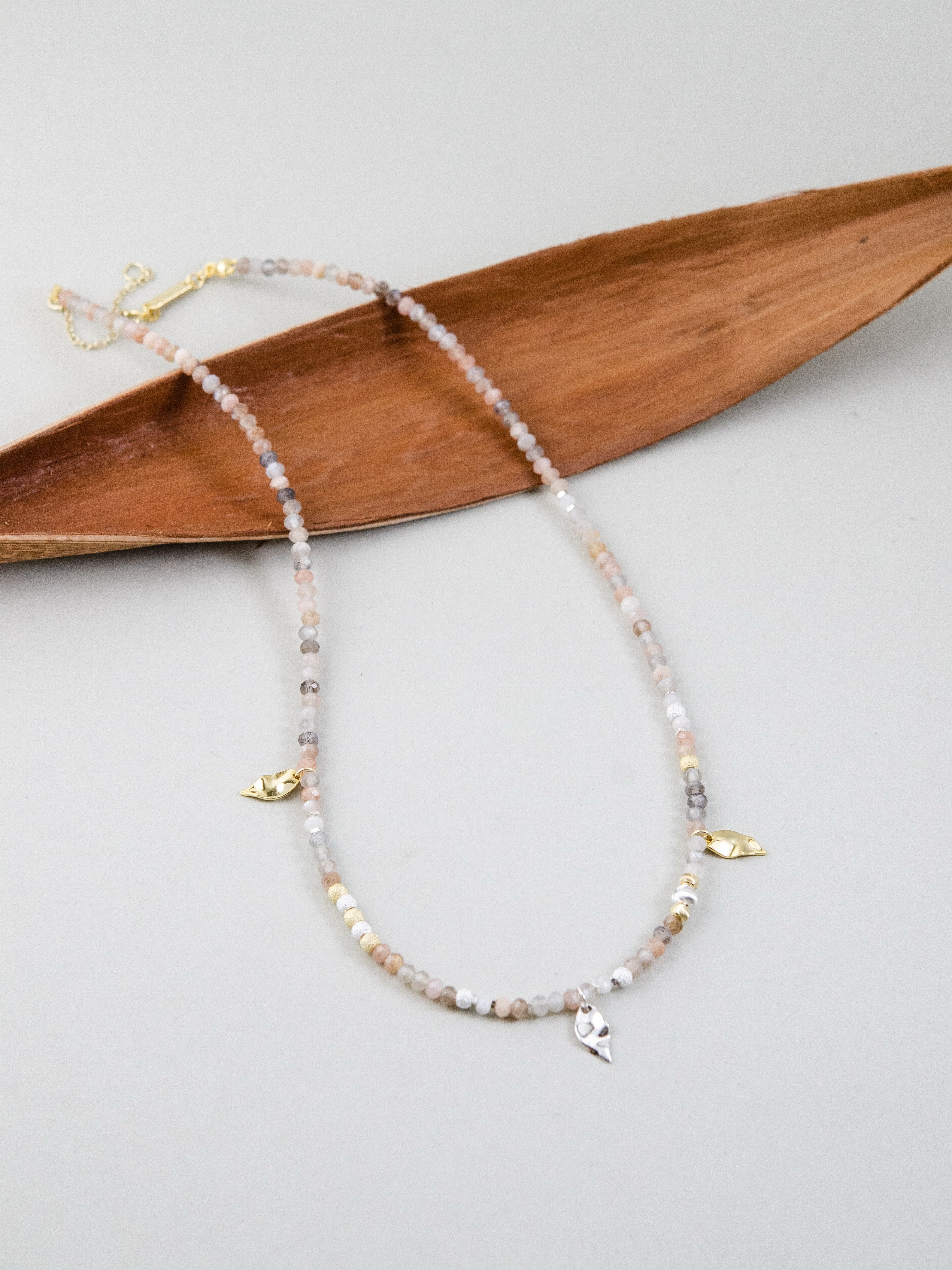 レインボームーンストーン ネックレス 月光の調和 メイン画像 虹色の輝きと金銀の葉