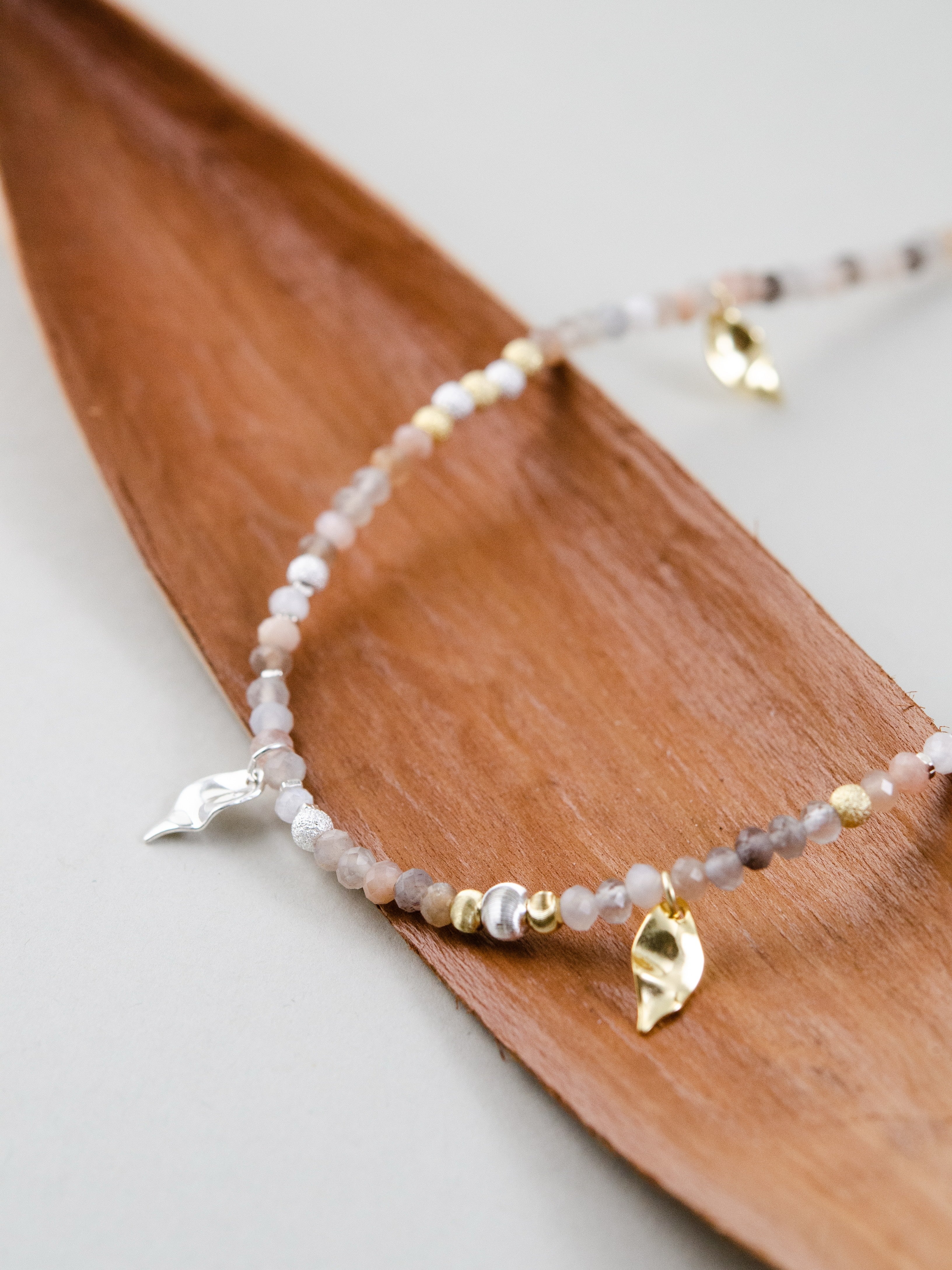 レインボームーンストーン スタイリング 木製トレイと自然な雰囲気