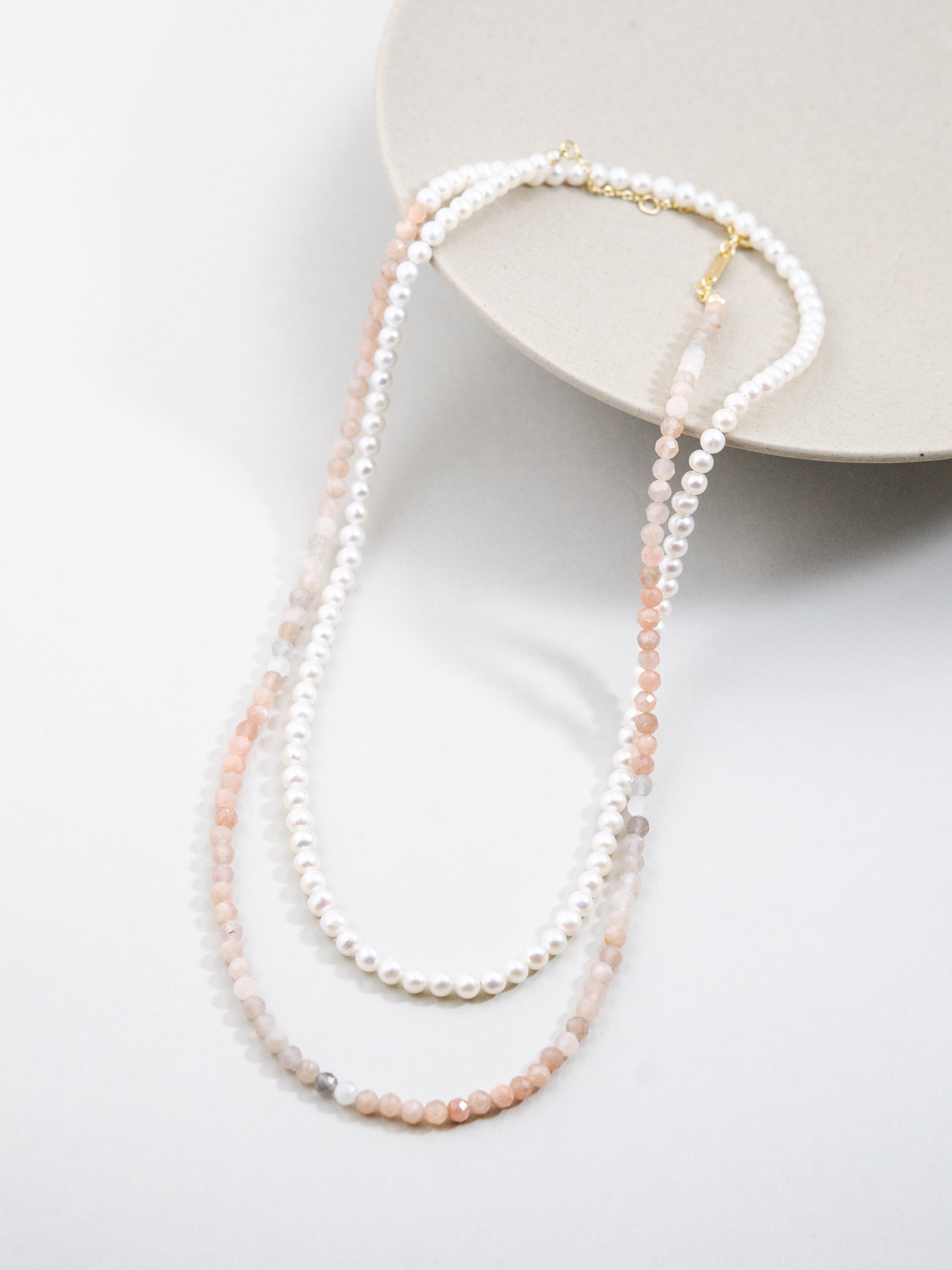 レインボームーンストーン & 淡水パール ロングネックレス 2連 6月誕生石 全体像