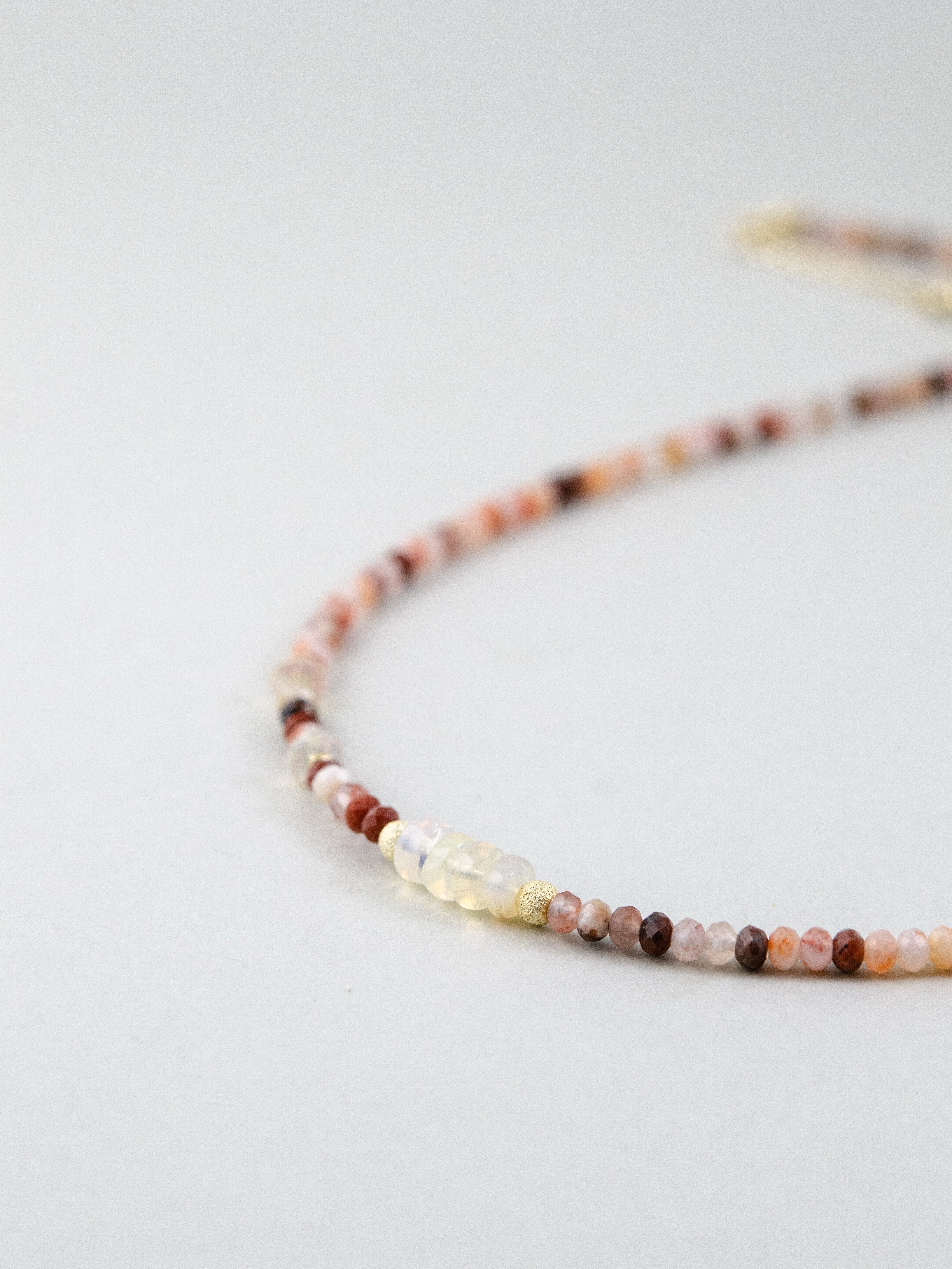 レッドアゲート ビーズ詳細 温かみのある赤とオレンジのグラデーション