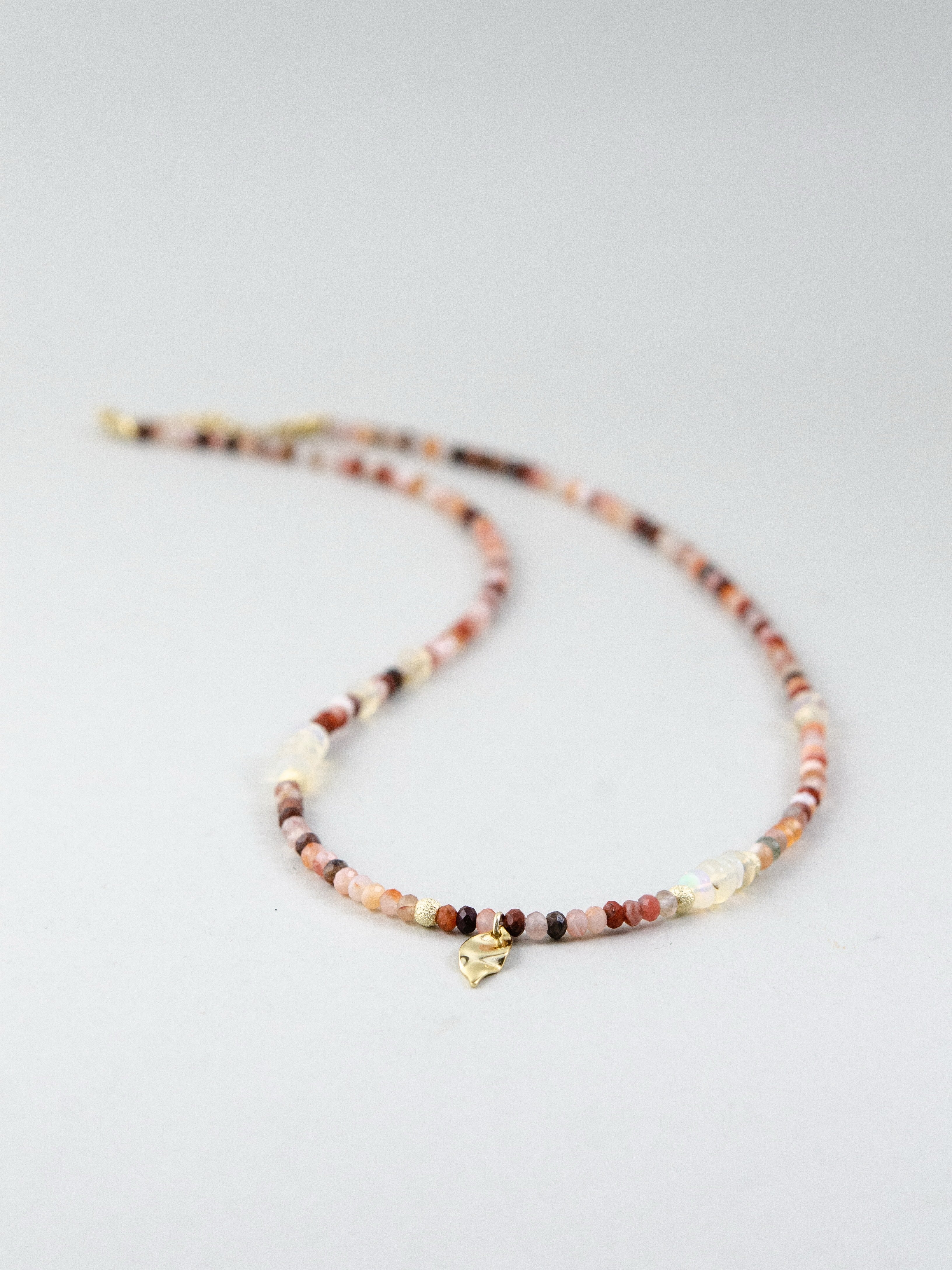 レッドアゲート ネックレス シンプルな平置き画像