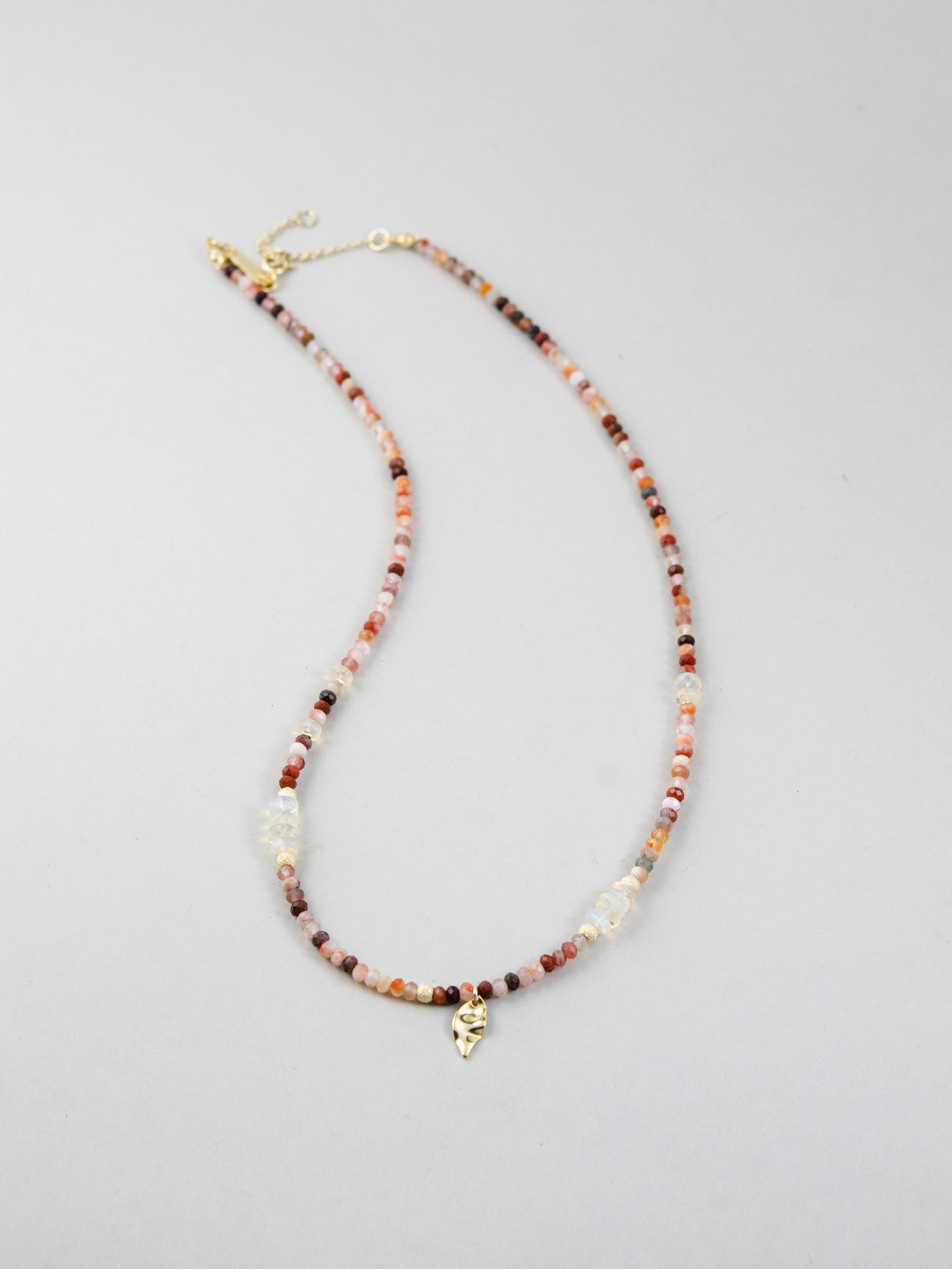 オパール レッドアゲート ネックレス 曲線配置 動きのあるデザイン