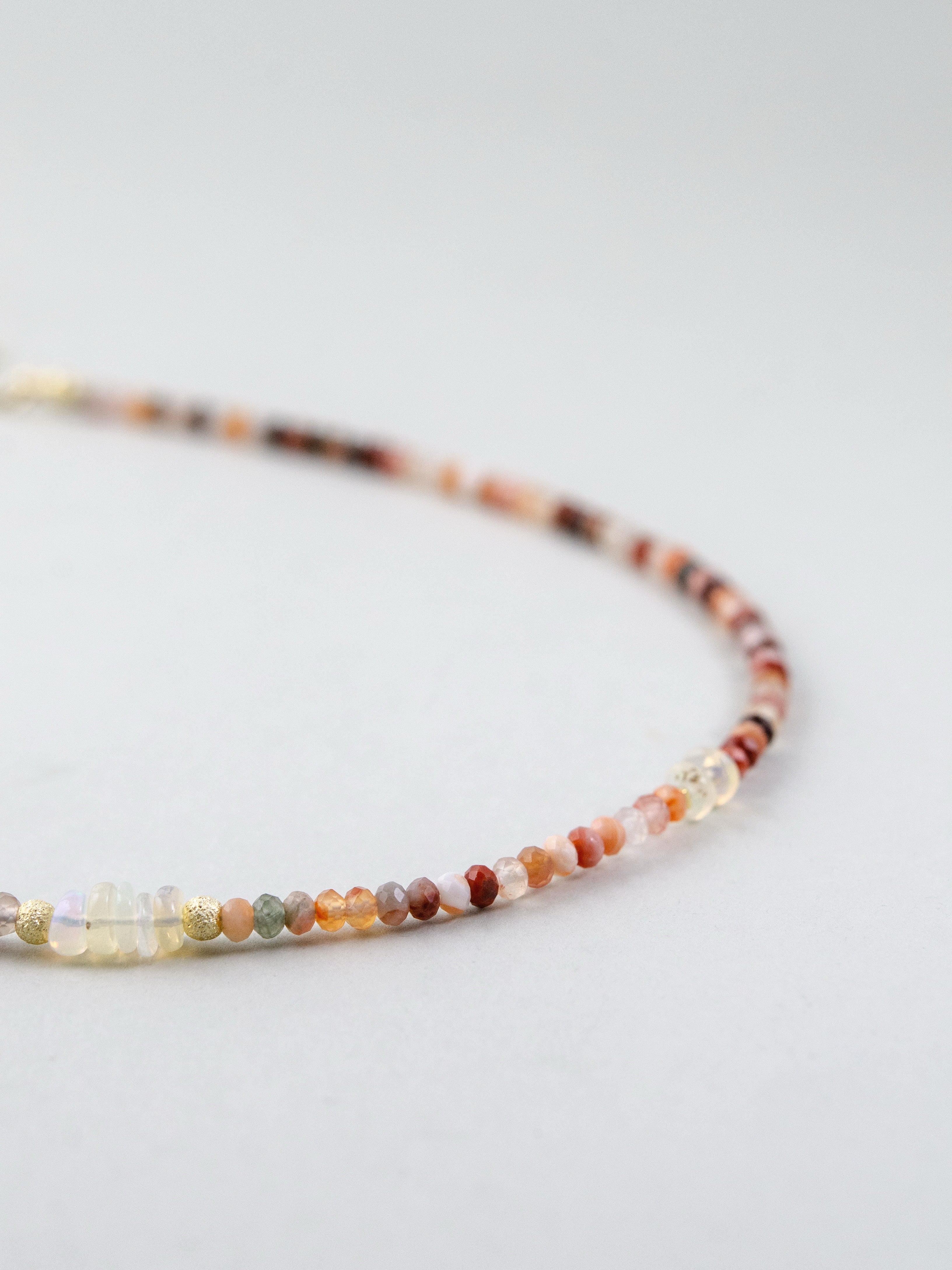 オレンジ色の天然石ビーズ アップ画像 夕陽の彩り