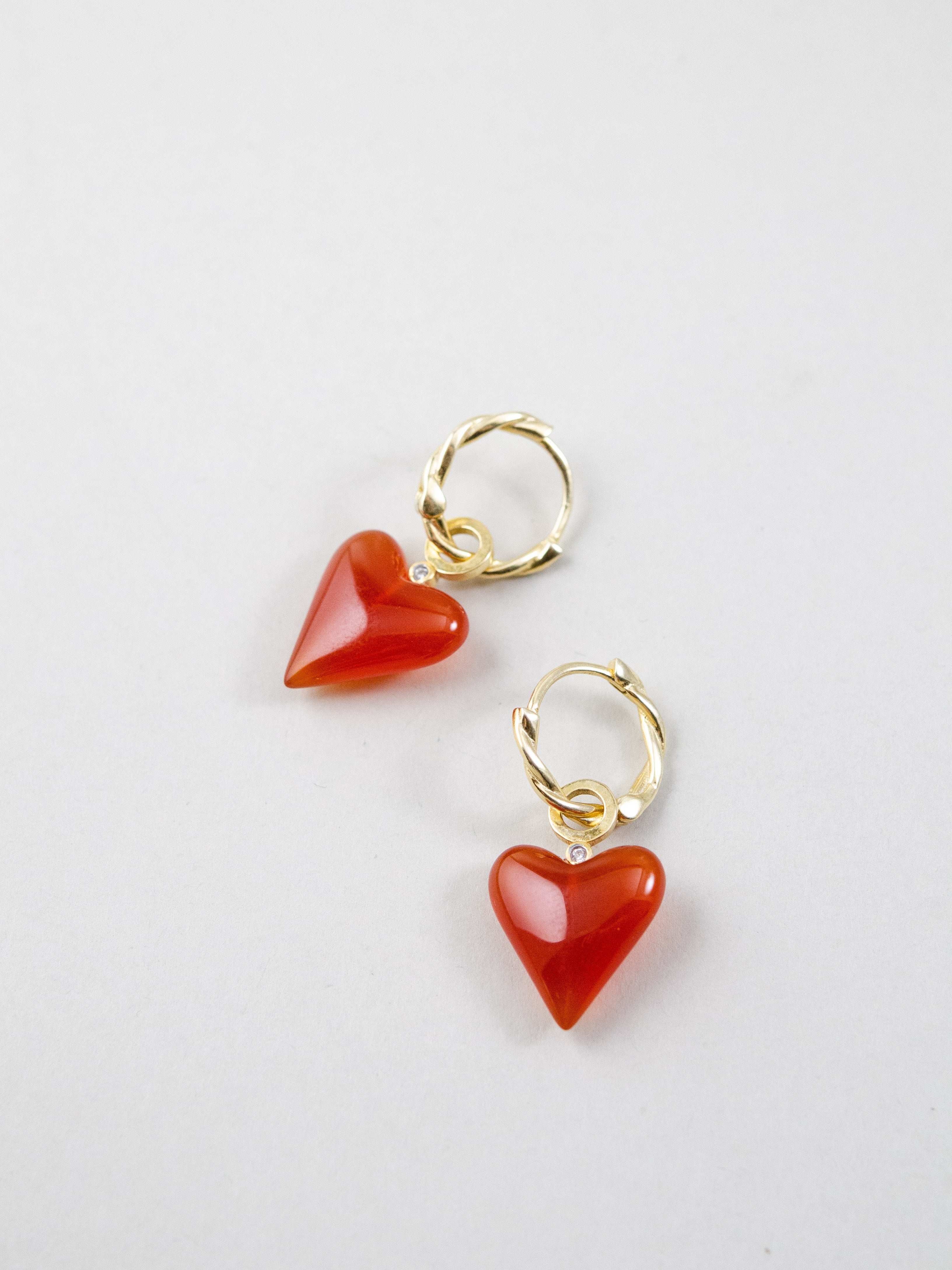 レッド ハート チャーム ピアス 置き画 コロンとした形 可愛い