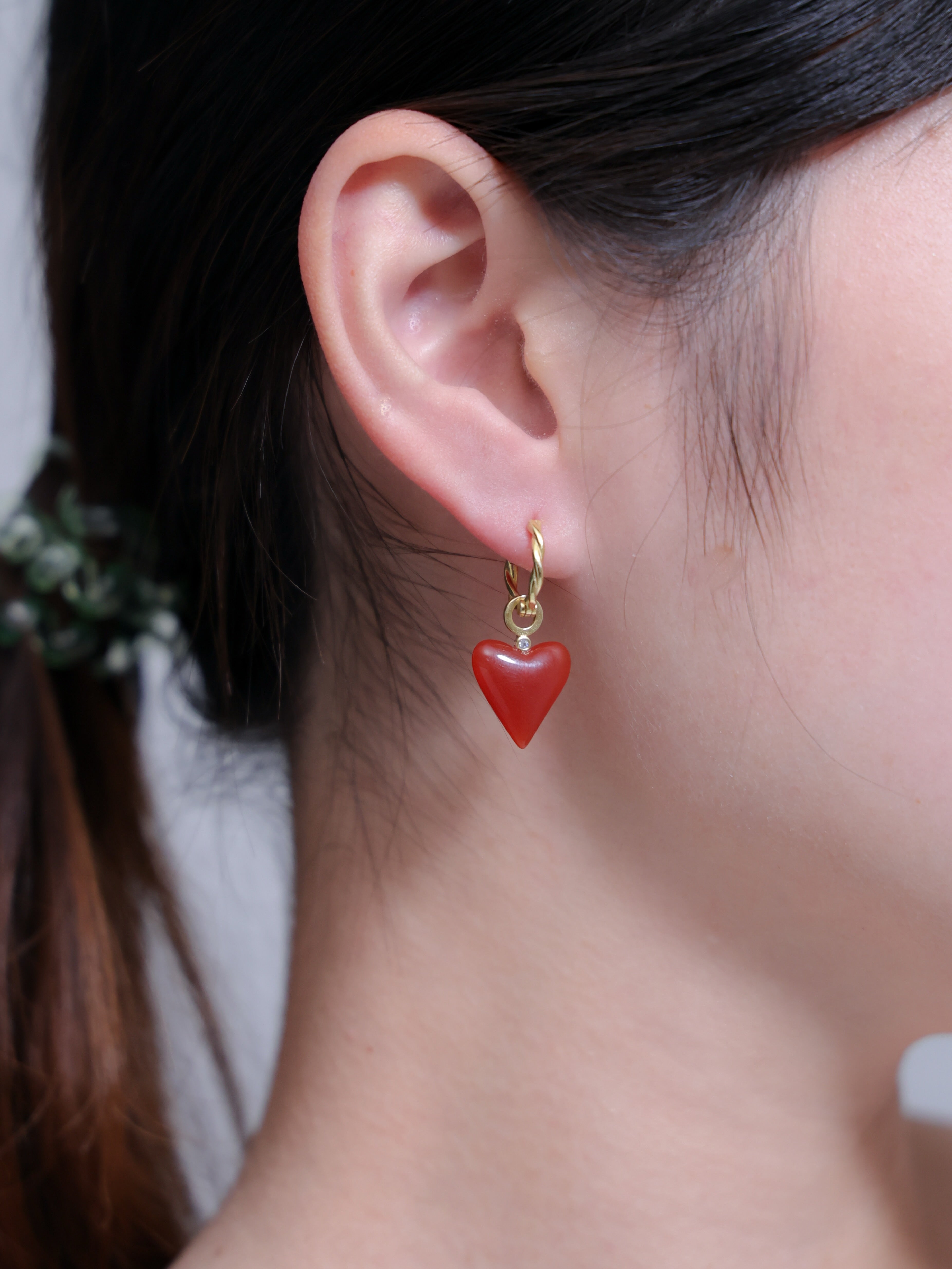 赤 ハート ピアス 着用 首元 後ろ姿 差し色 アクセント