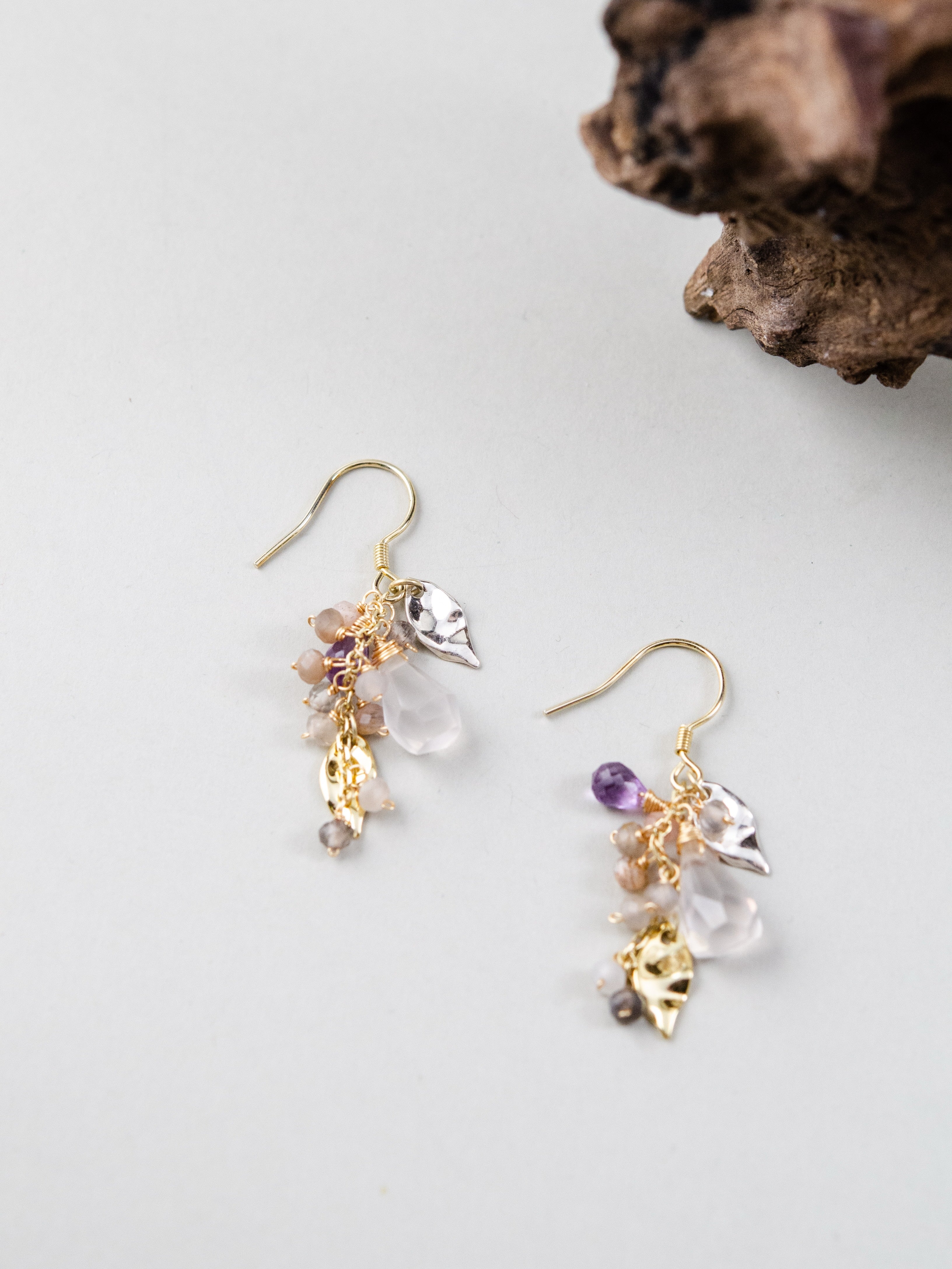 ローズクォーツ アメジスト ピアス 平置き 金と銀の葉のチャーム 詳細画像