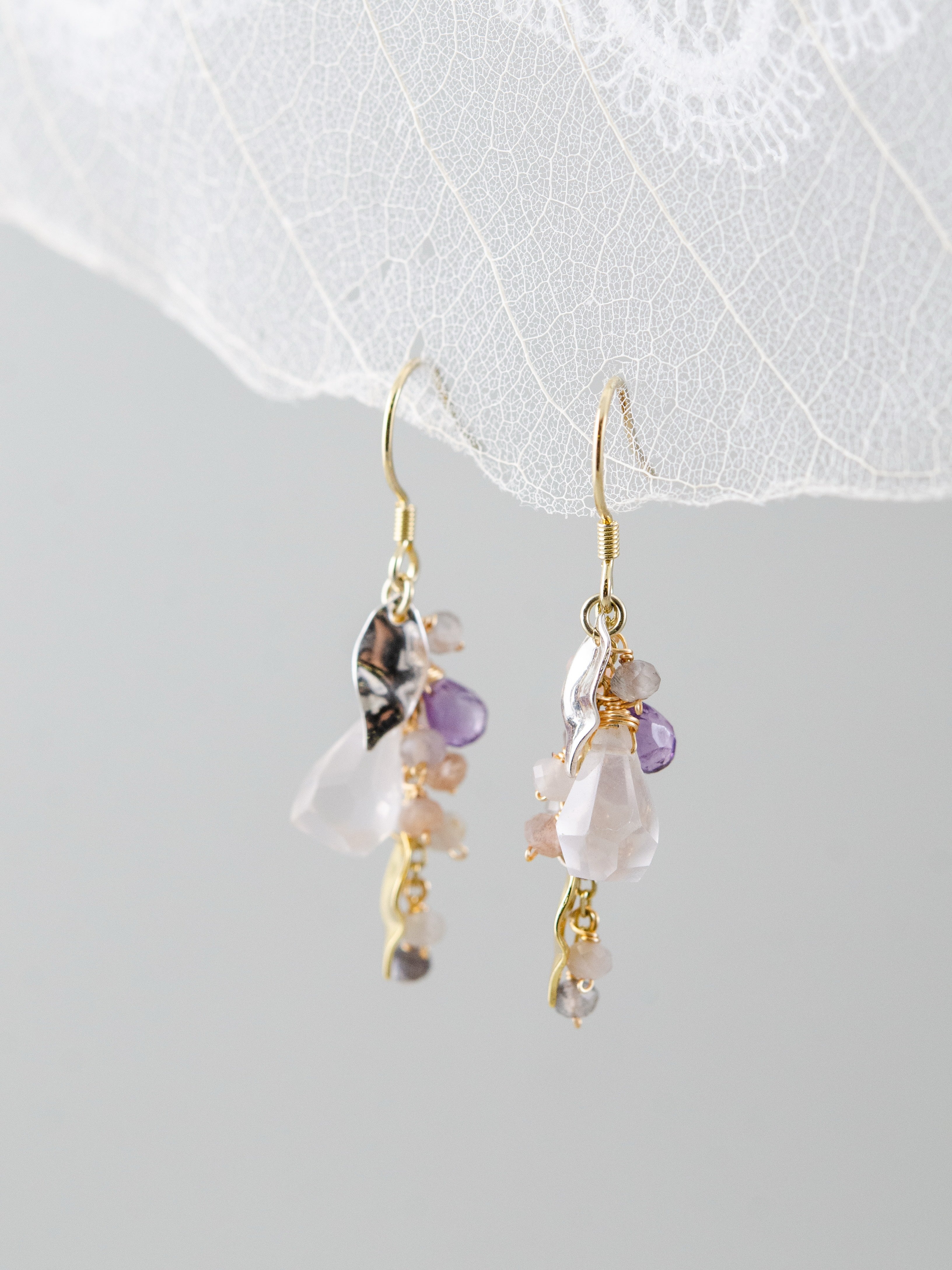 ピアス着用 詳細画像 透明感のある石と繊細なフック