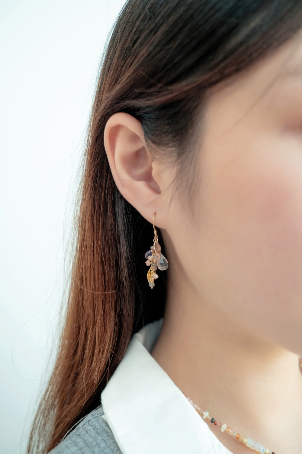 天然石ピアス着用 横顔 優しい光と揺れるリーフモチーフ 森の二重奏