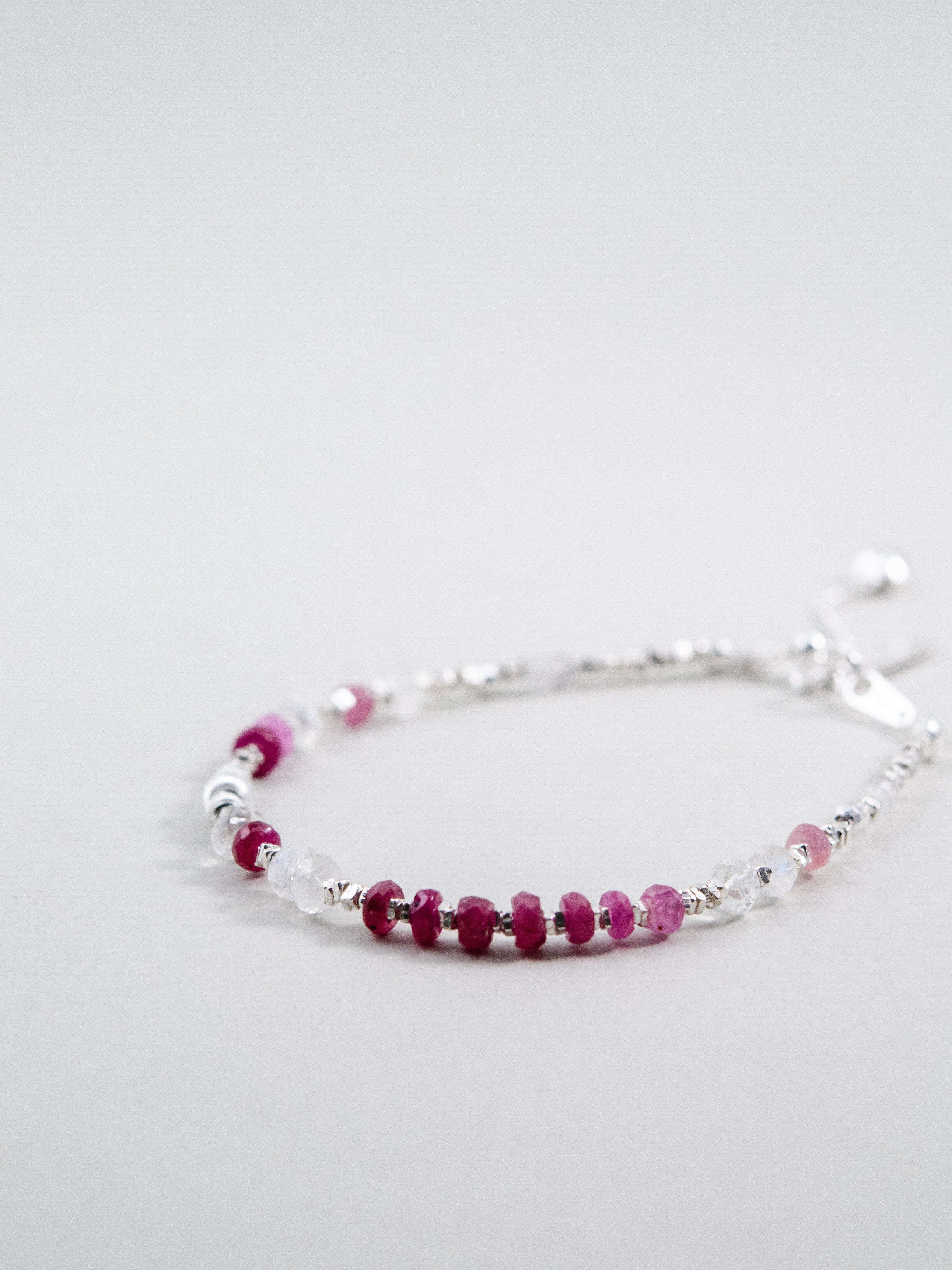 ルビー ブレスレット 置き画 鮮やかな彩り 赤と白