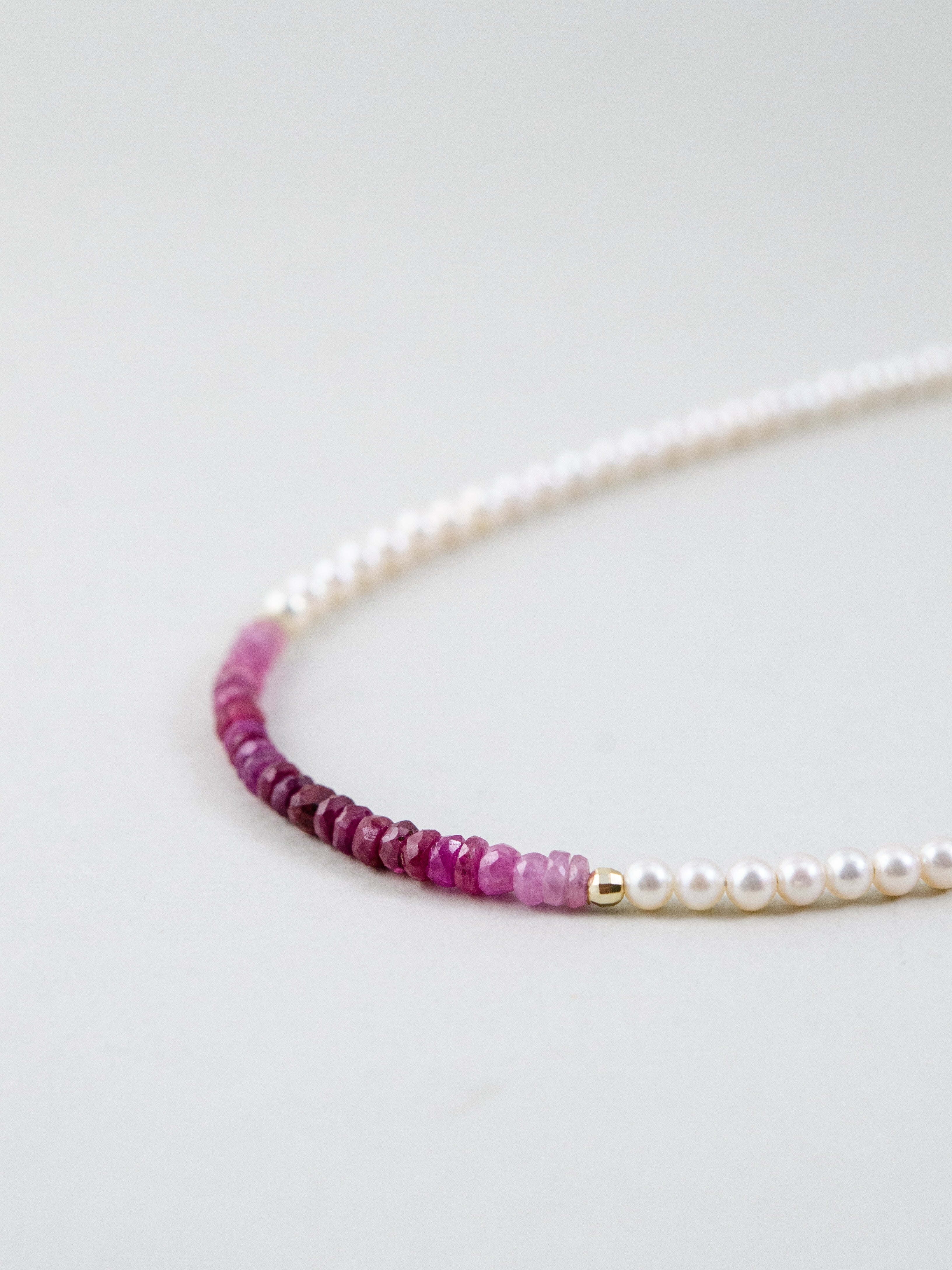 ルビー ビーズ グラデーション詳細 淡水パールとの切り替え部分