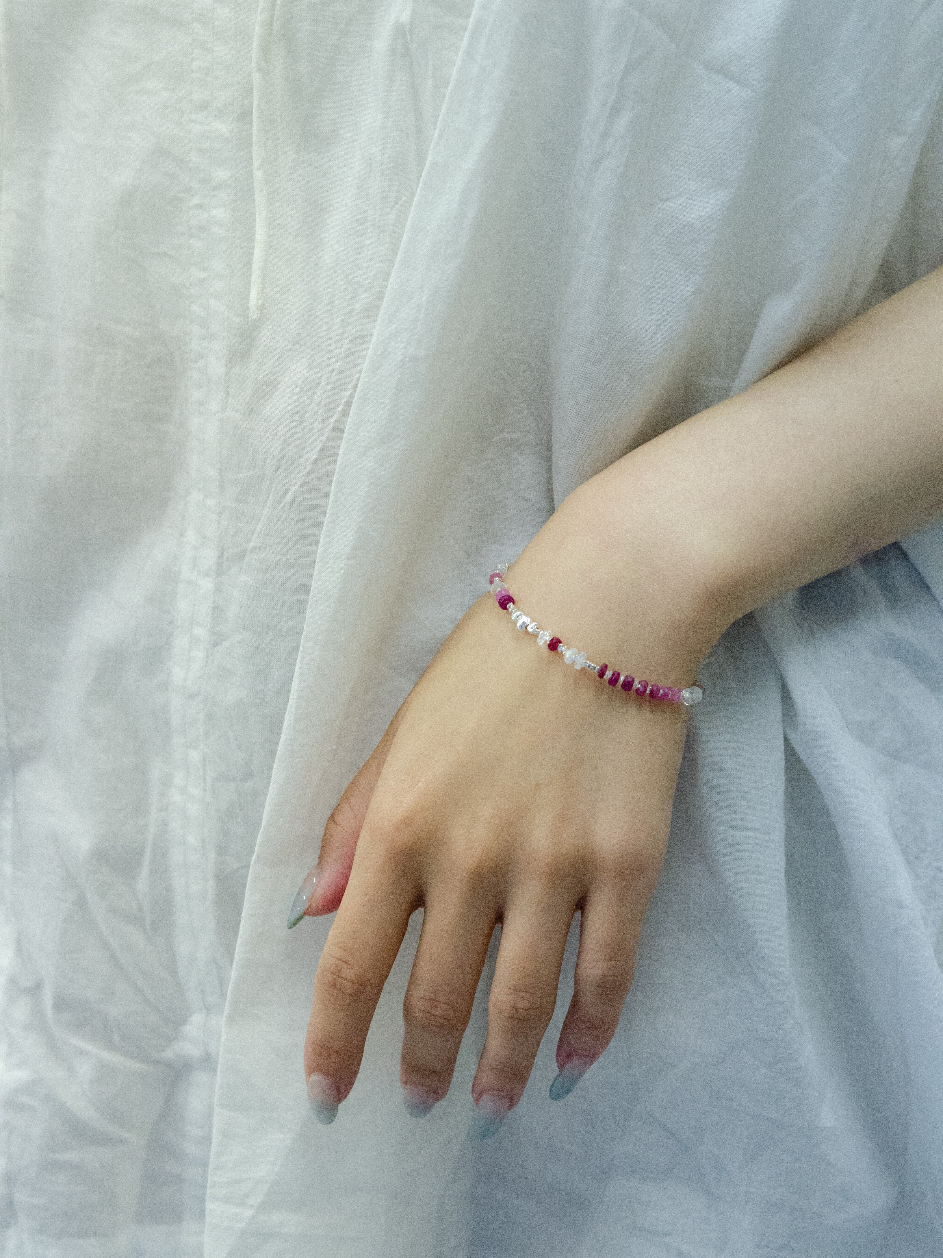 ルビー & ムーンストーン 華奢 ブレスレット 着用画像 7月誕生石