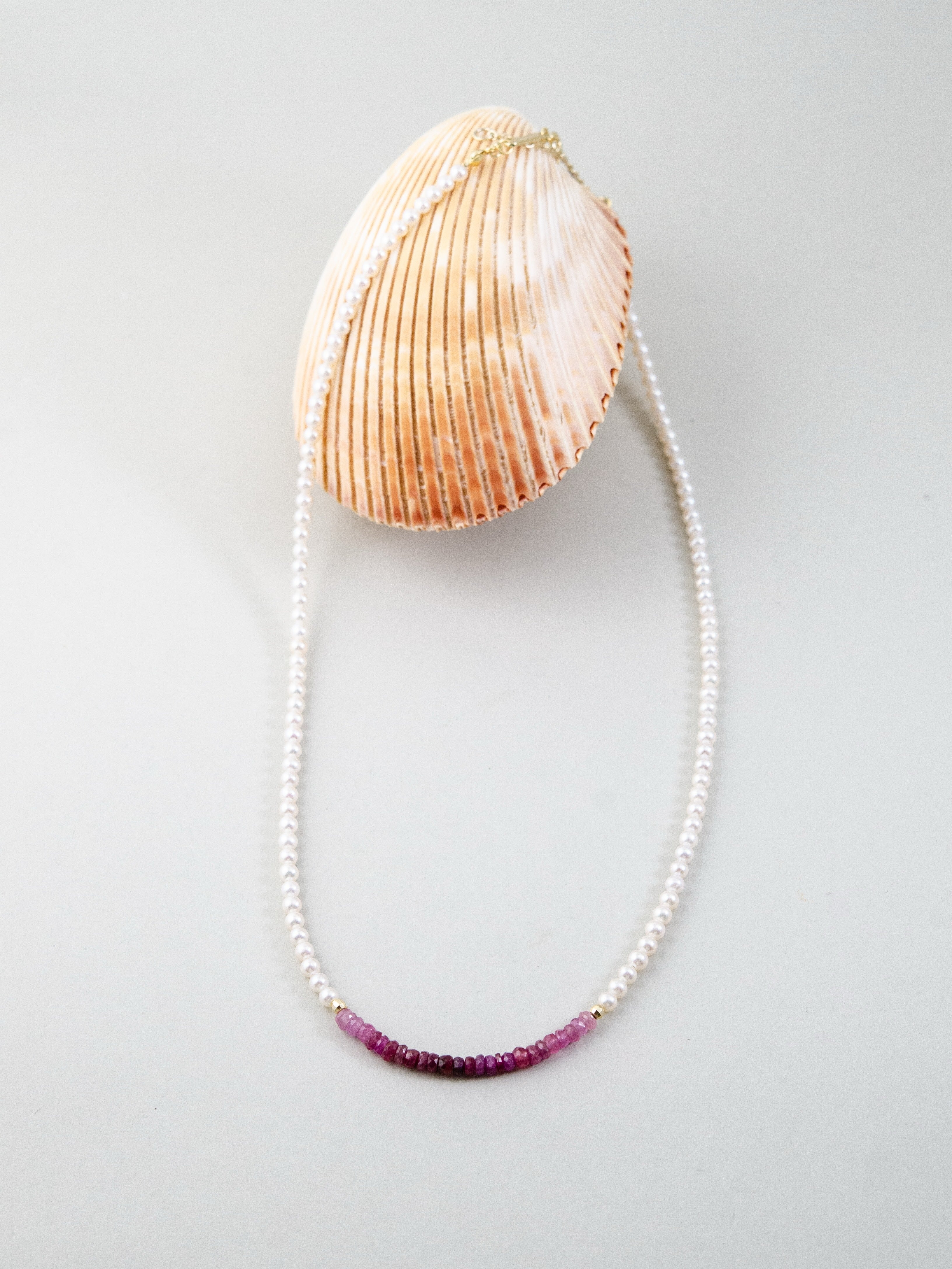 ルビー ネックレス 貝殻を使ったスタイリング 真上からのアングル