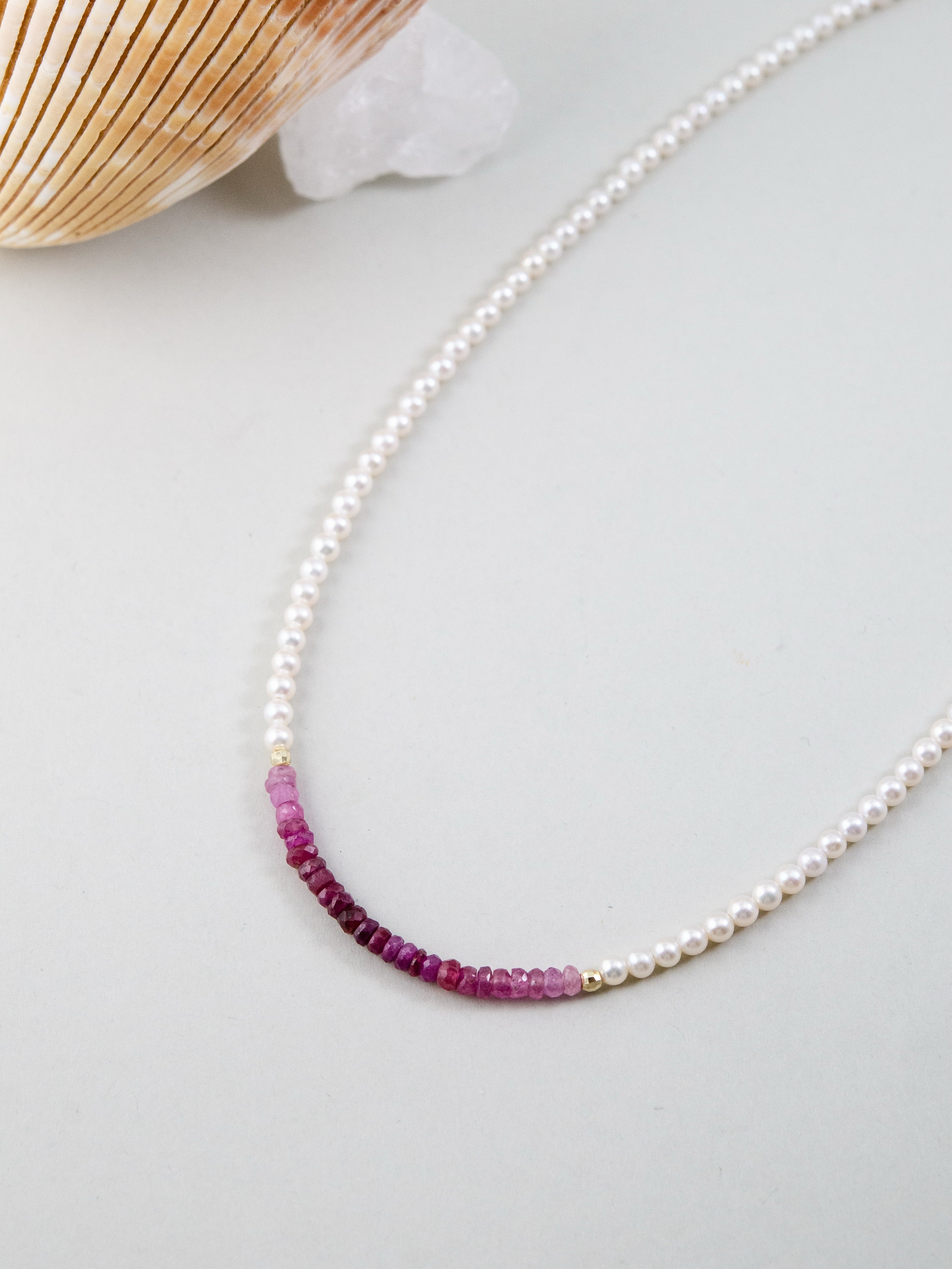 ルビーとパールの質感詳細 繊細な色の変化と輝き