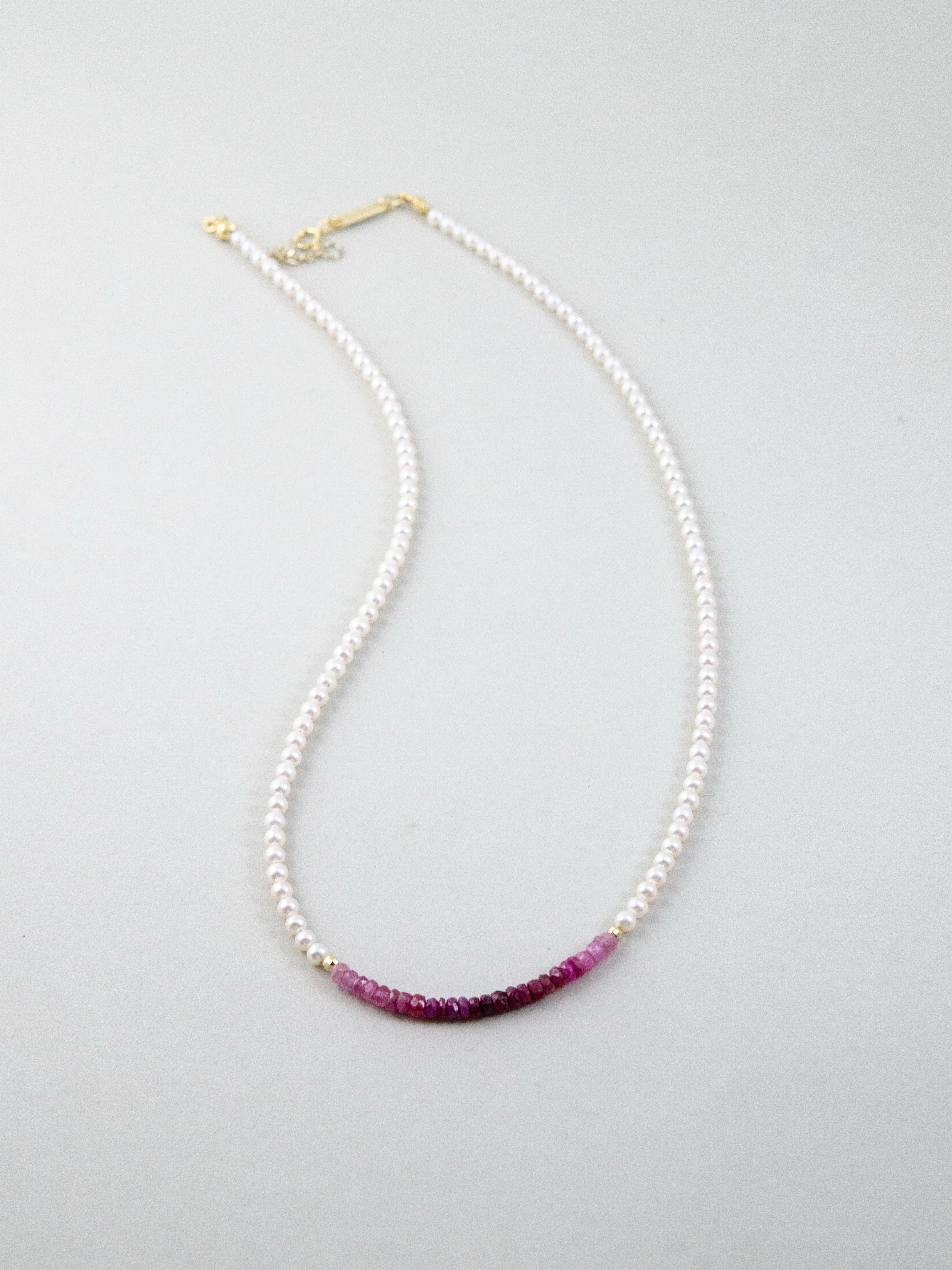 ネックレス 平置き 曲線配置 シンプルで洗練されたデザイン