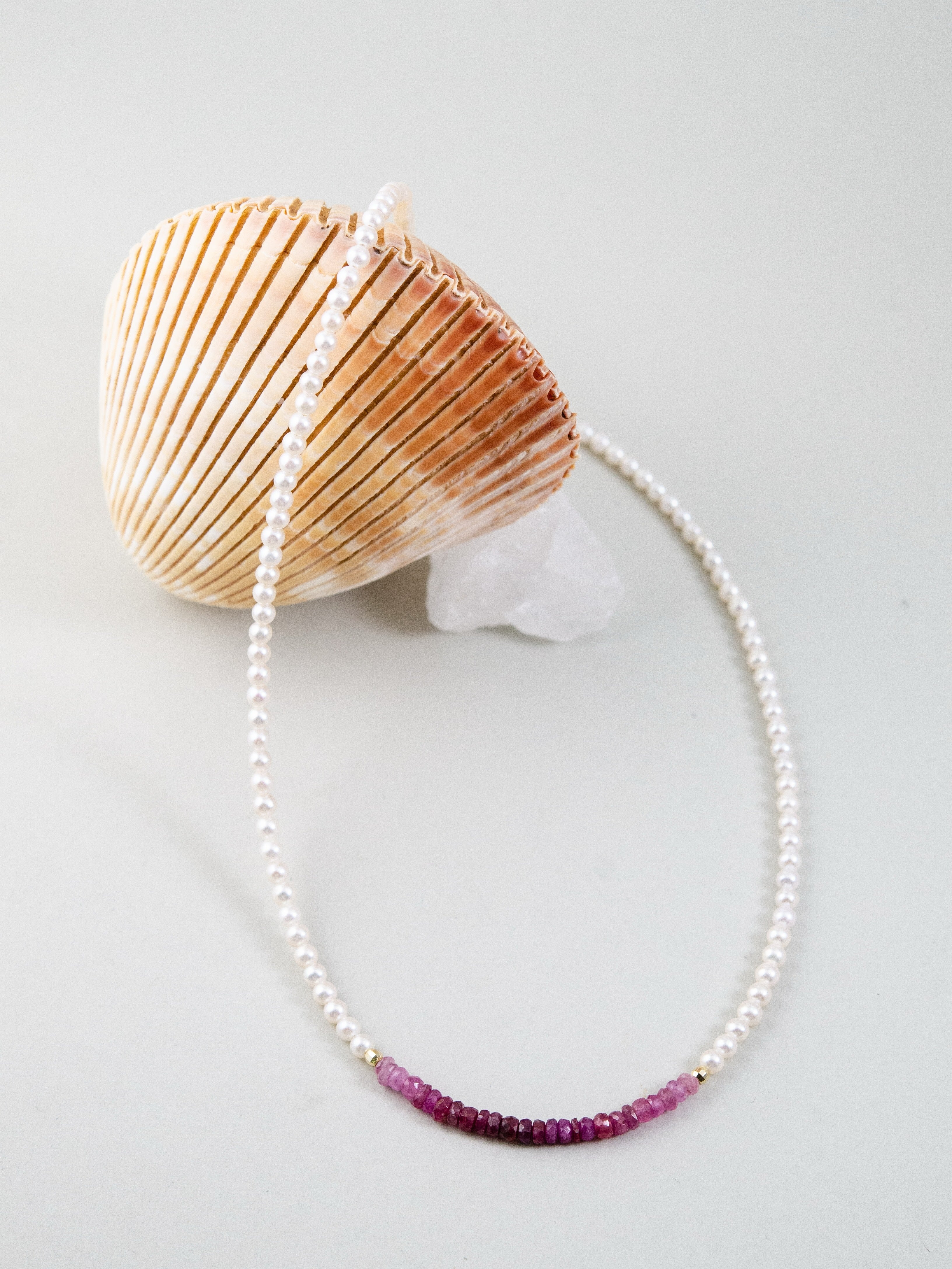 ルビー & 淡水パール ネックレス 一点の紅 メイン画像 貝殻と可憐なグラデーション