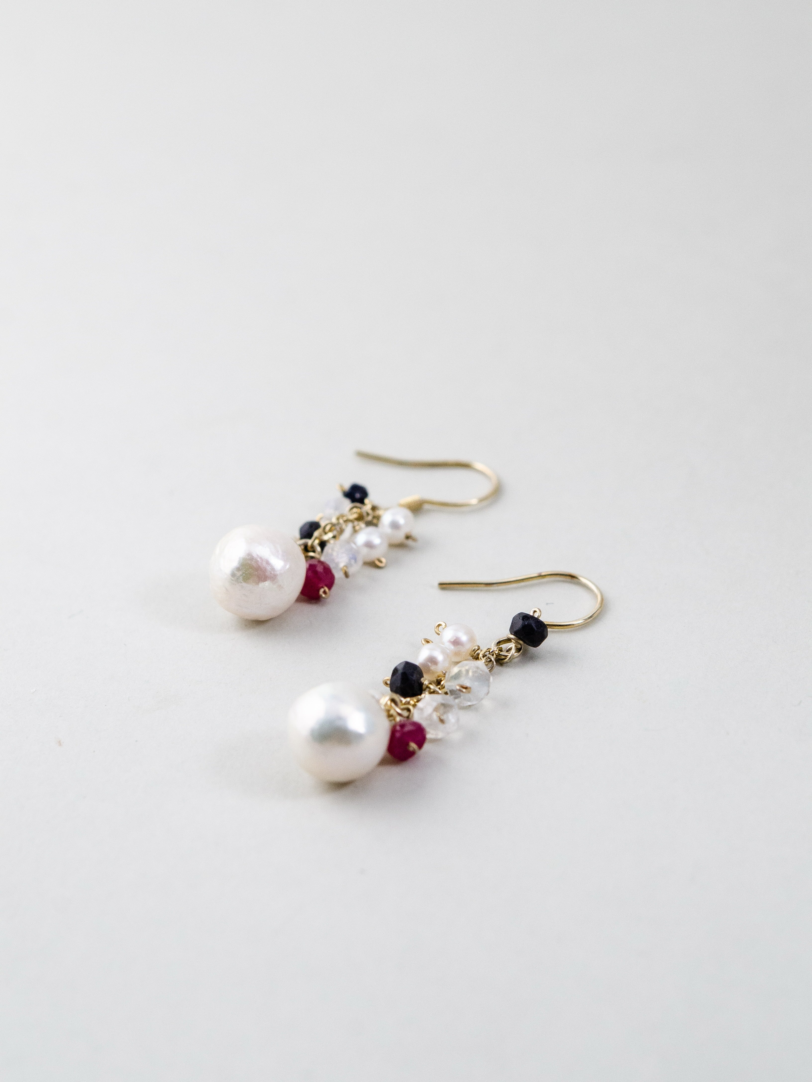 天然石ピアス 平置き ルビーとサファイアのコントラスト 聖なる宝石箱