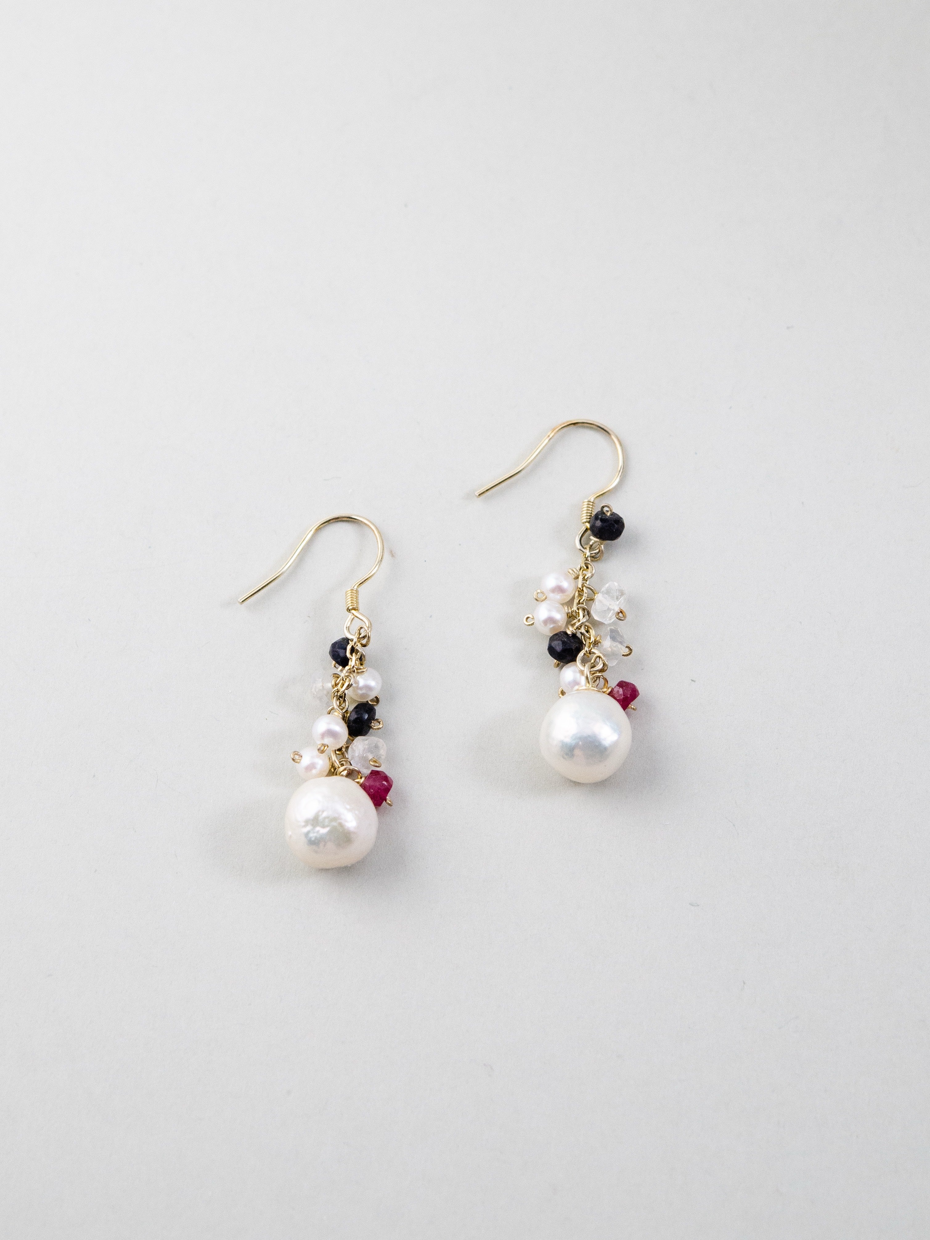 ルビー サファイア ピアス 自然光ディスプレイ 上品な大人のアクセサリー