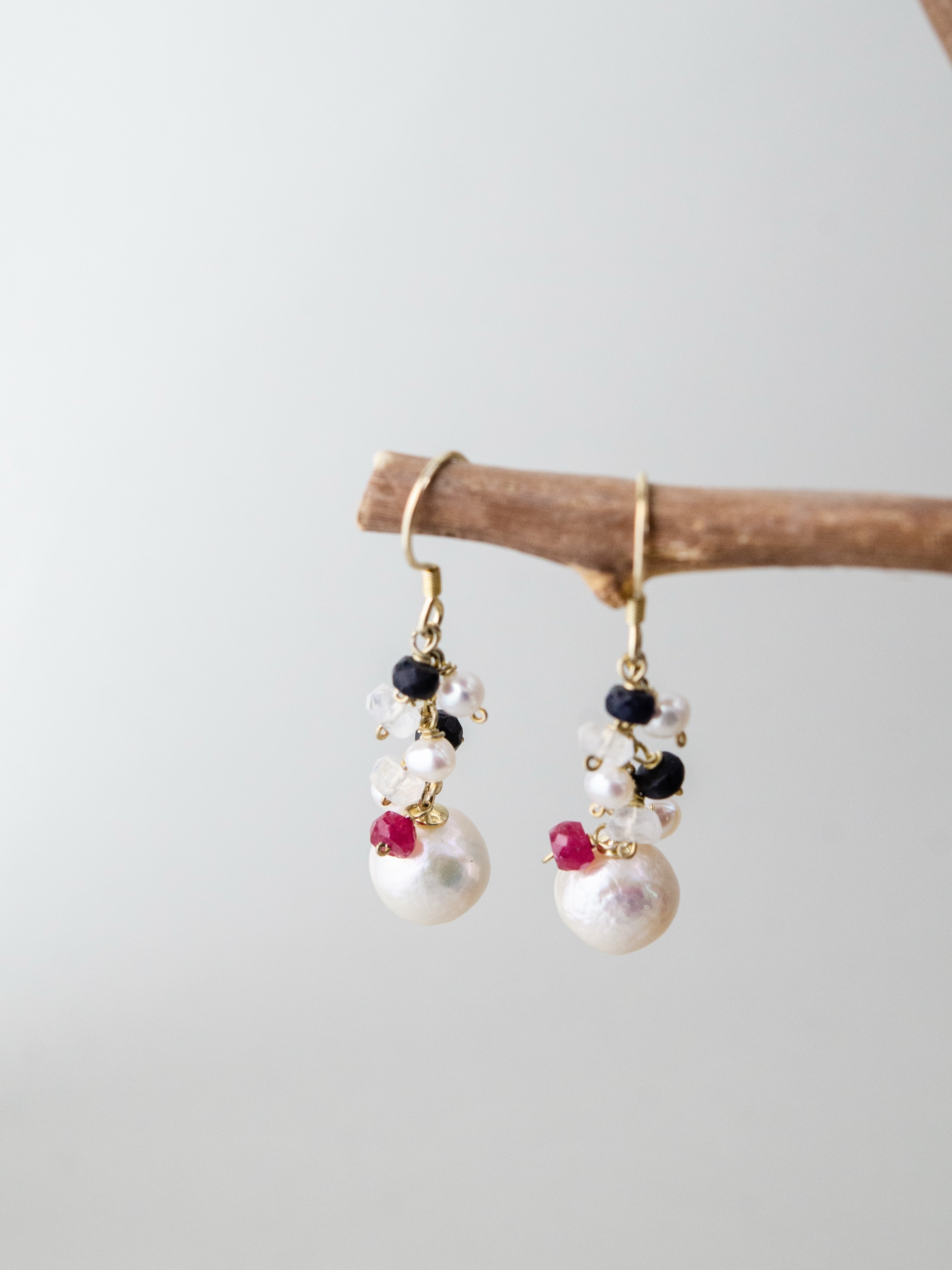 ルビー & サファイア & ムーンストーン ピアス 聖なる宝石箱 メイン画像 赤と青の気品 14kgf対応