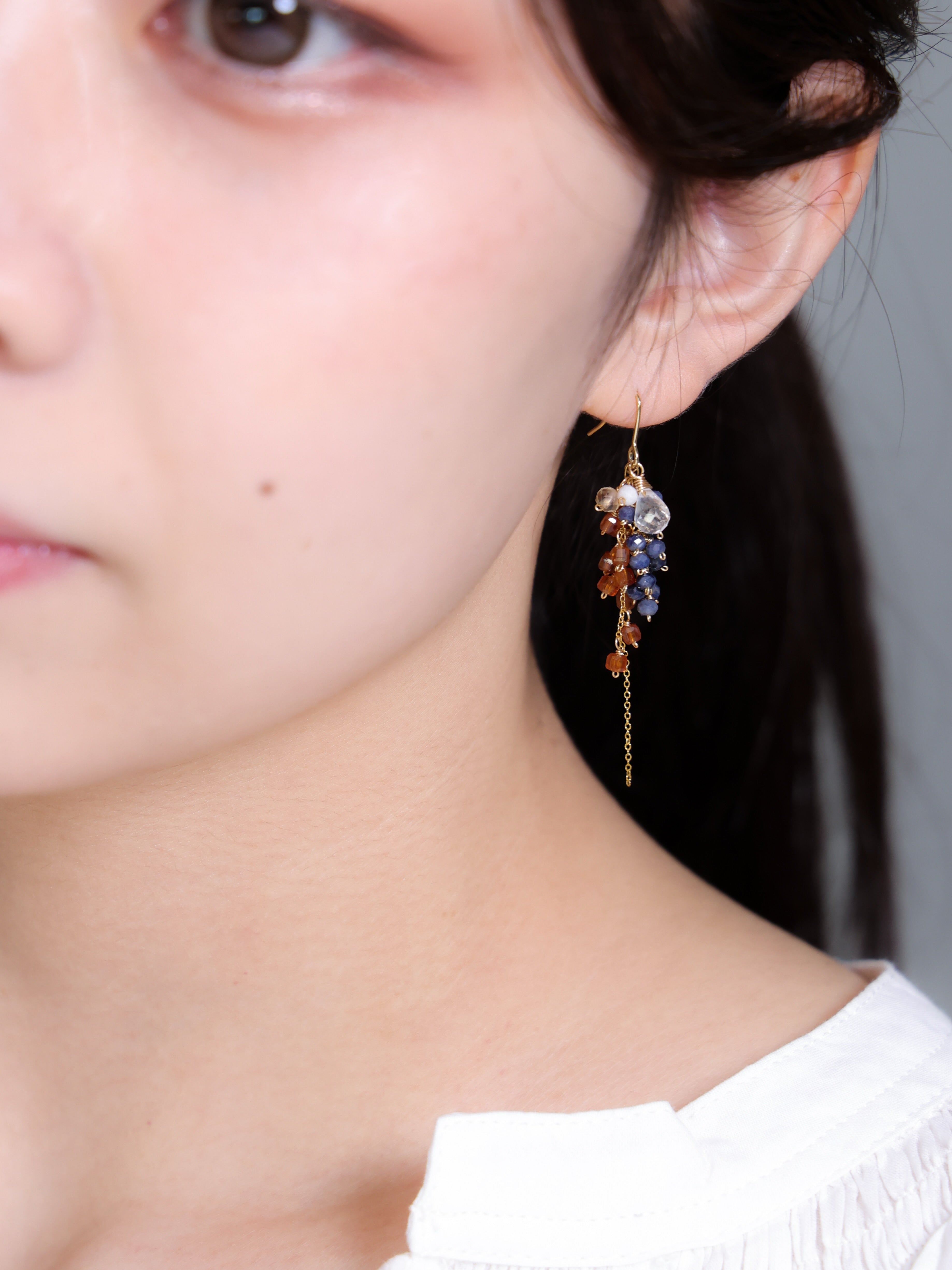 サファイア ピアス 着用画像 横顔 青とオレンジ 補色 コーデ