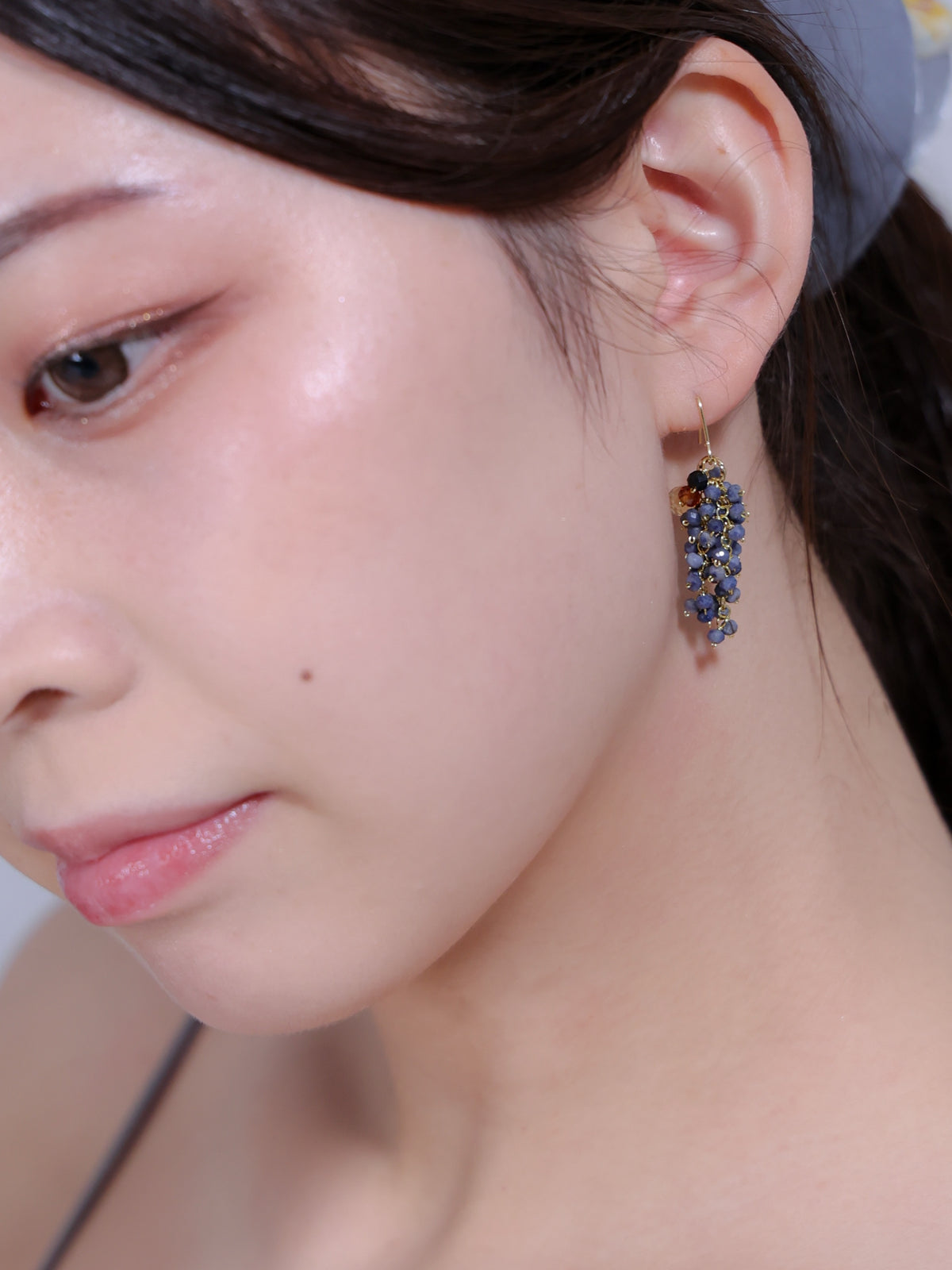 サファイア ピアス 着用画像 横顔 濃紺 知的 クールビューティー