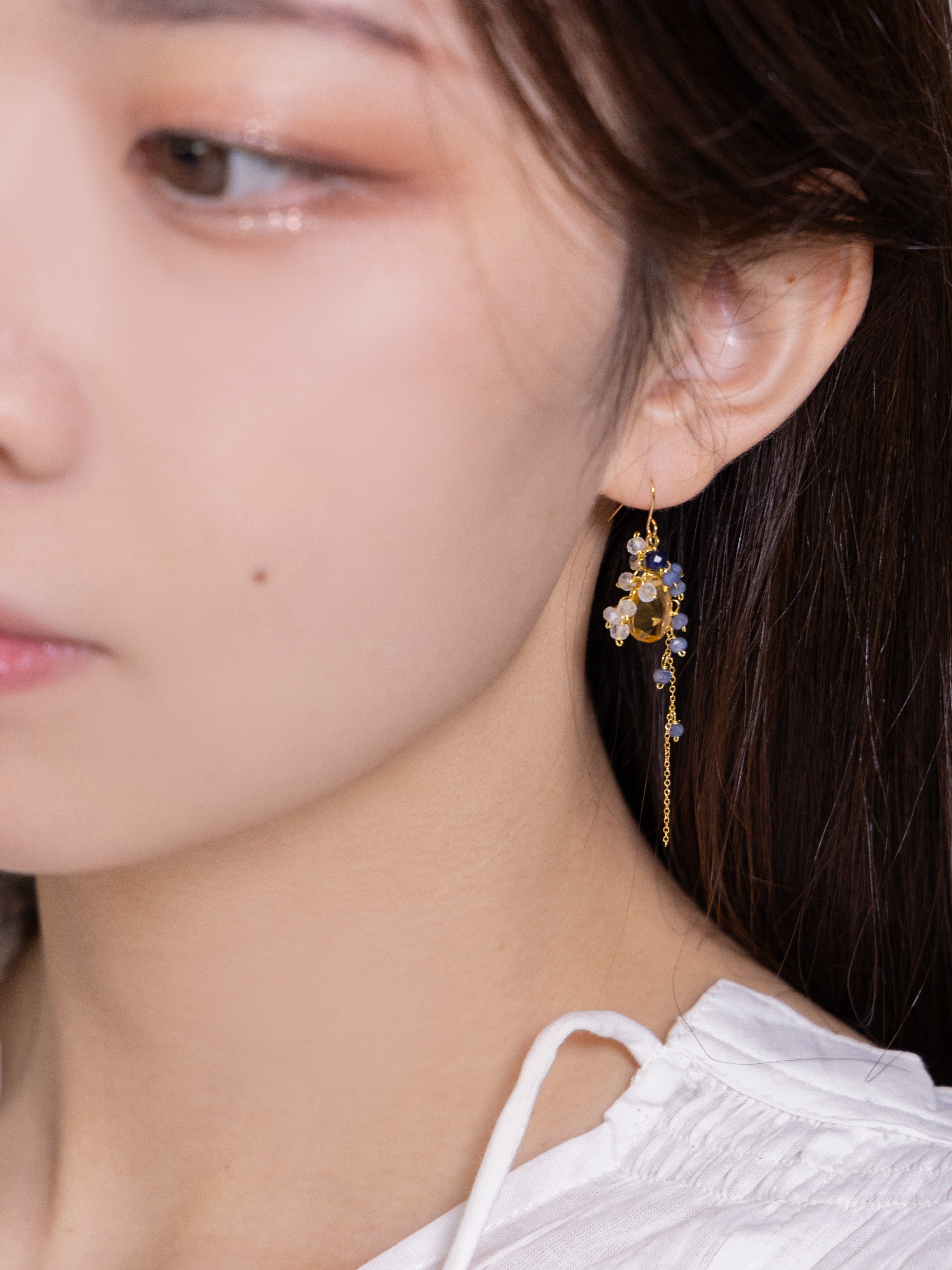 サファイア ピアス 着用画像 モデル 横顔 知的 オフィス