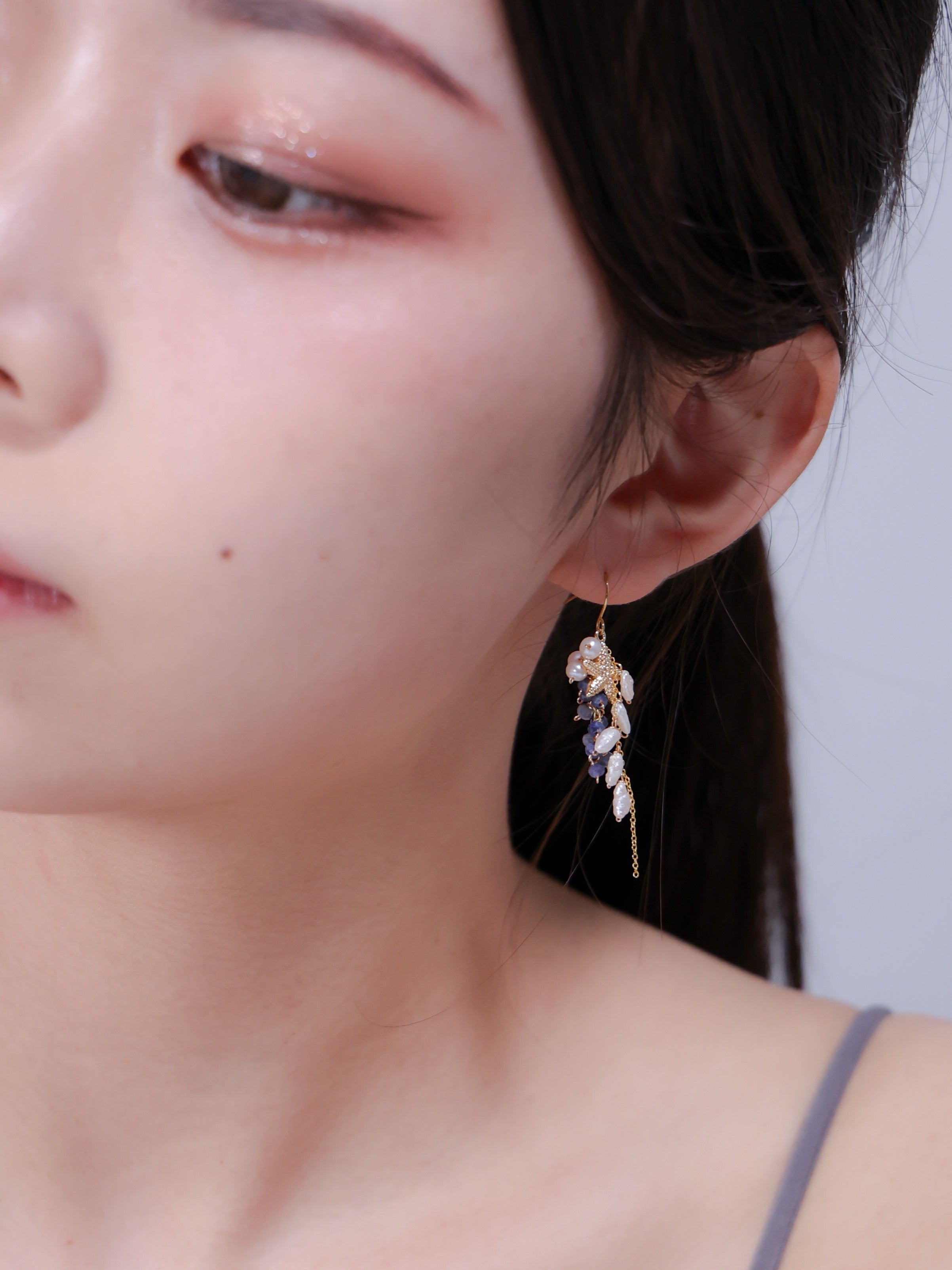 サファイア & 淡水パール 揺れる ピアス〈蒼海の記憶〉| 知的な蒼と白