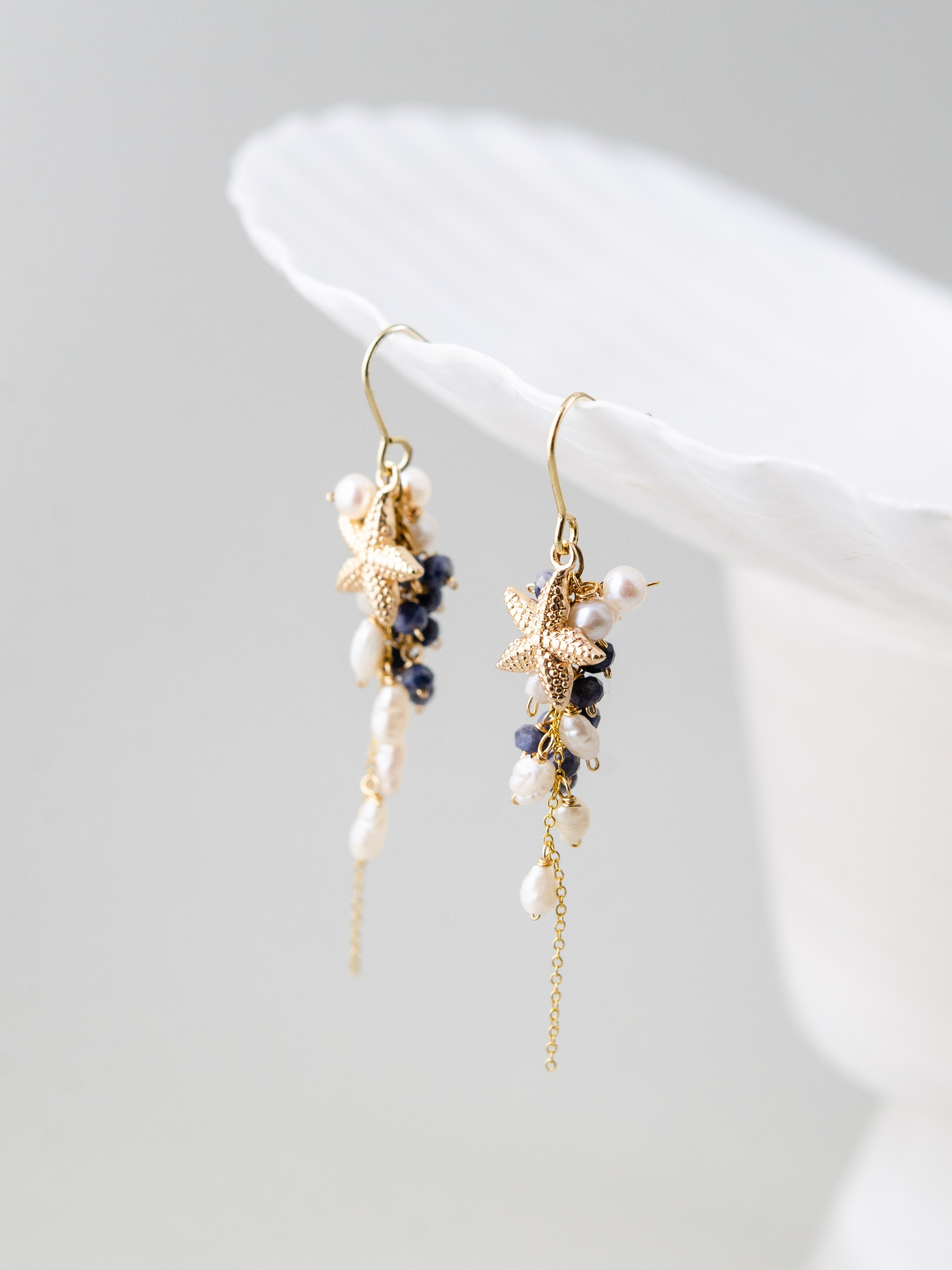 サファイア & 淡水パール 揺れる ピアス 知的な蒼と白 9月・6月誕生石 ヒトデモチーフ