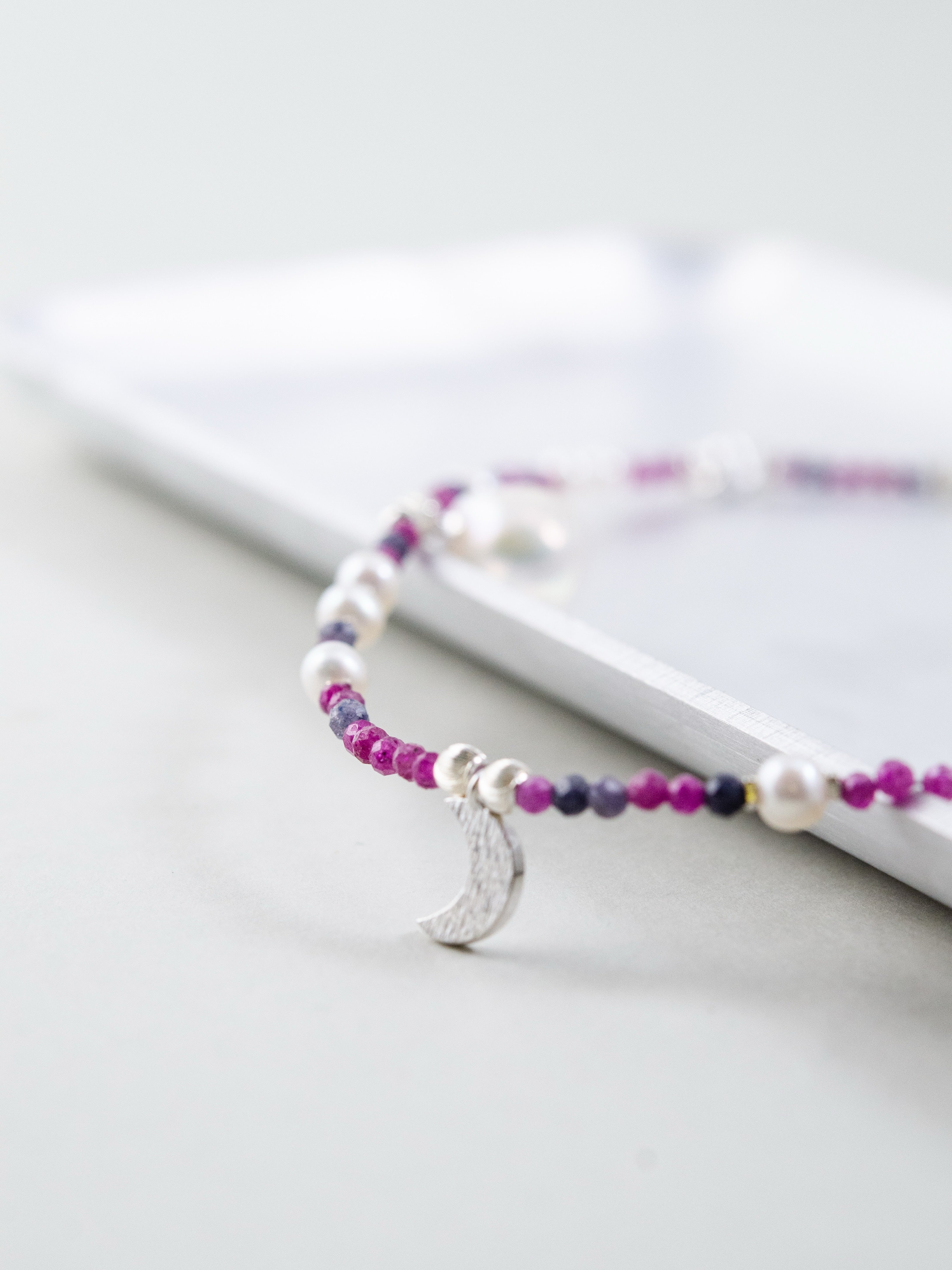 バイカラーサファイア ネックレス スタイリング 白いトレイと紫のグラデーション