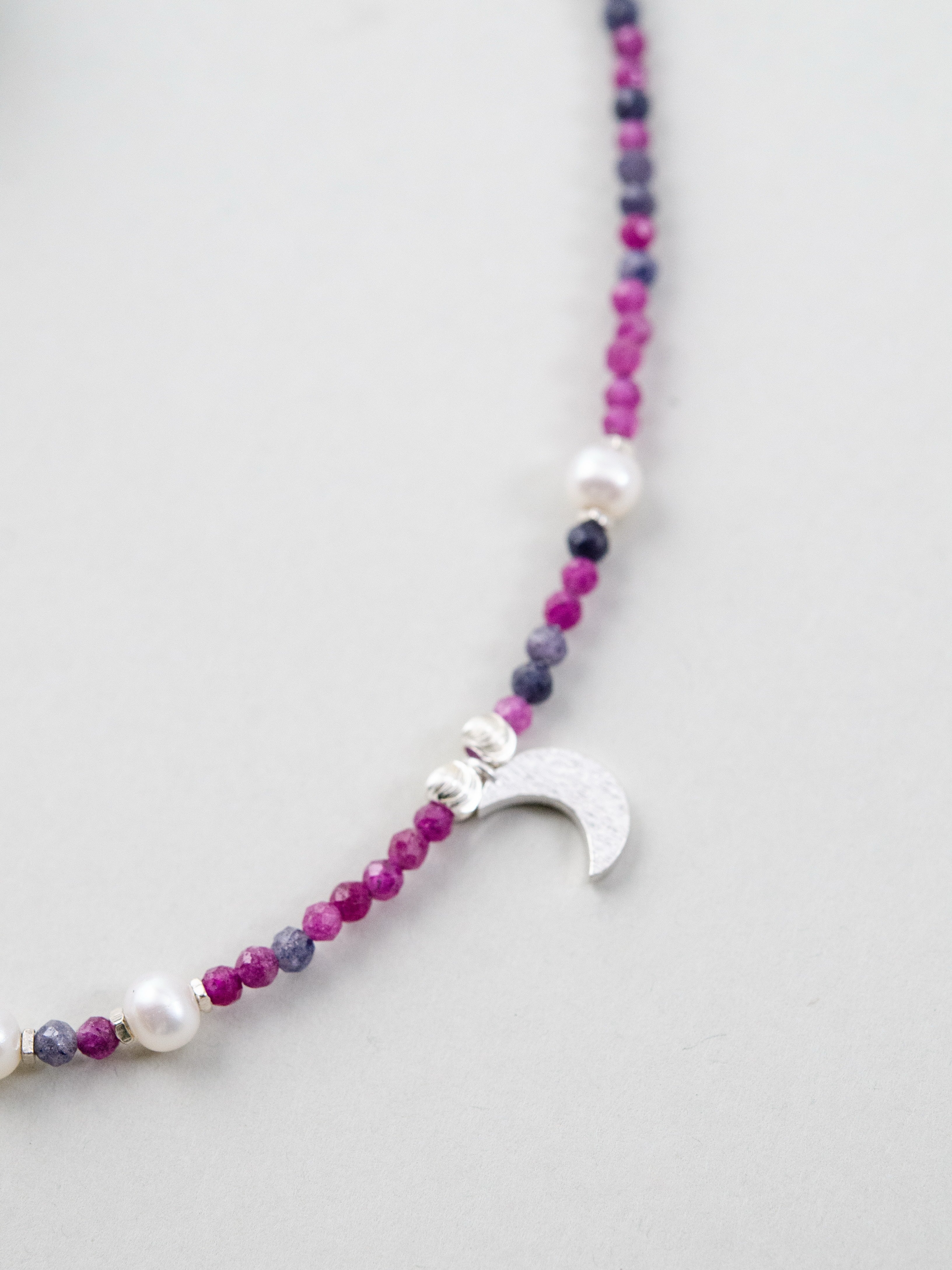 9月誕生石 サファイア ネックレス 直線配置 紫と青の神秘的な色合い