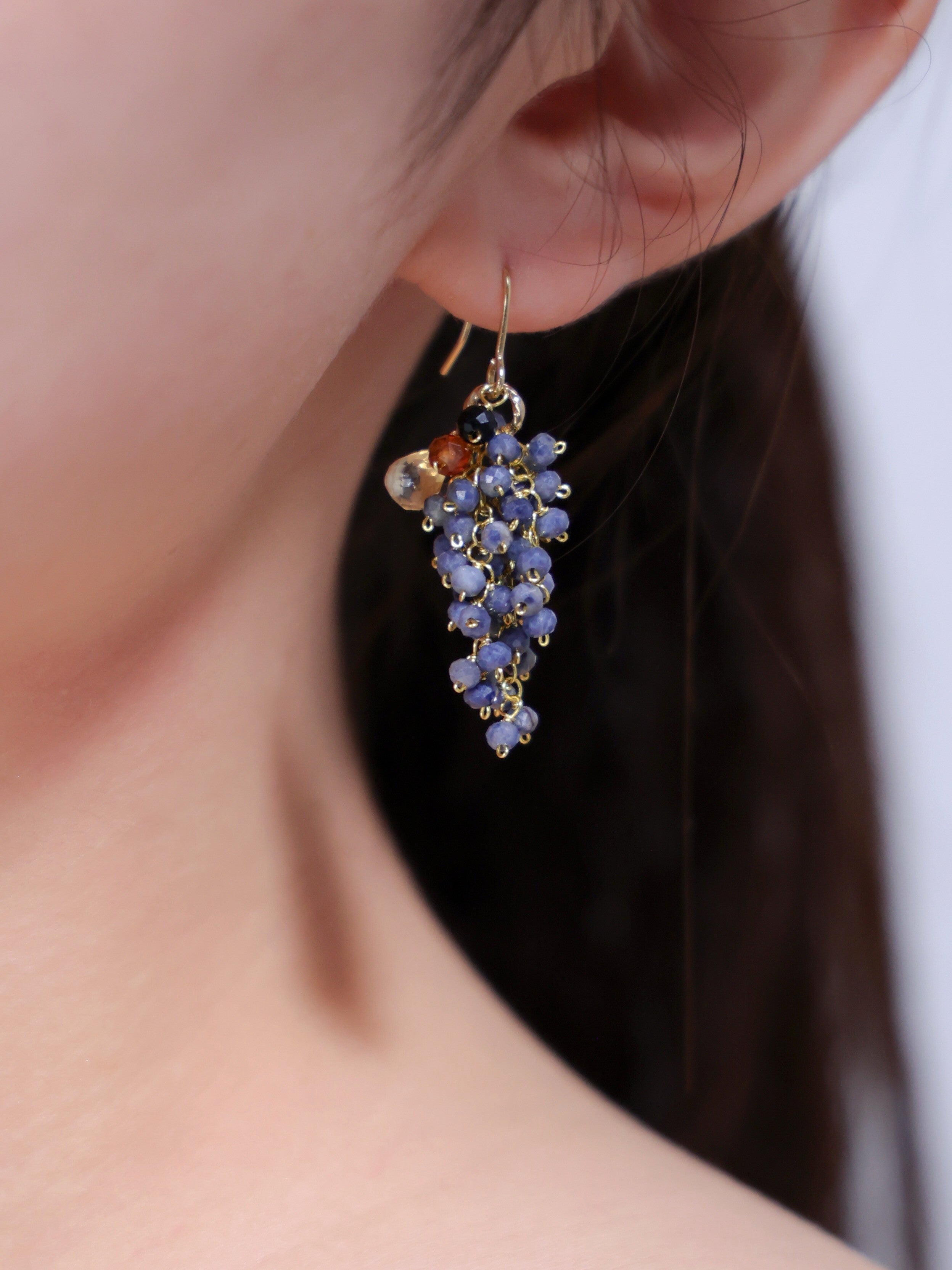 9月誕生石 11月誕生石 ピアス 着用 耳元 アップ 揺れる デザイン