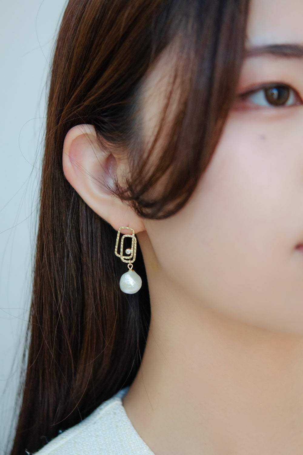 シルバー アクセサリー 着用画像 モデル 黒髪 オフィス コーデ