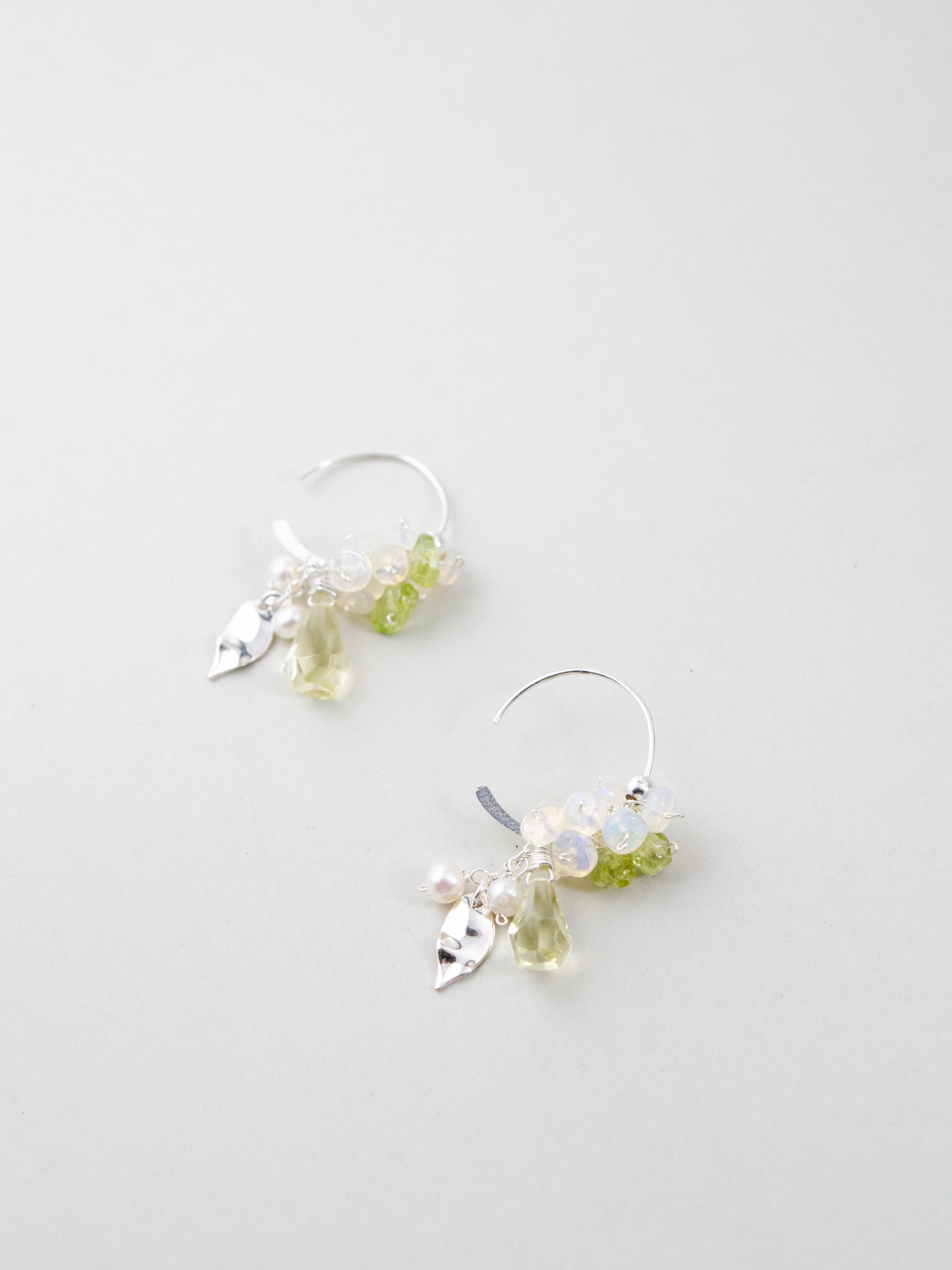 銀の葉チャーム ピアス 詳細画像 繊細なフープデザインと天然石