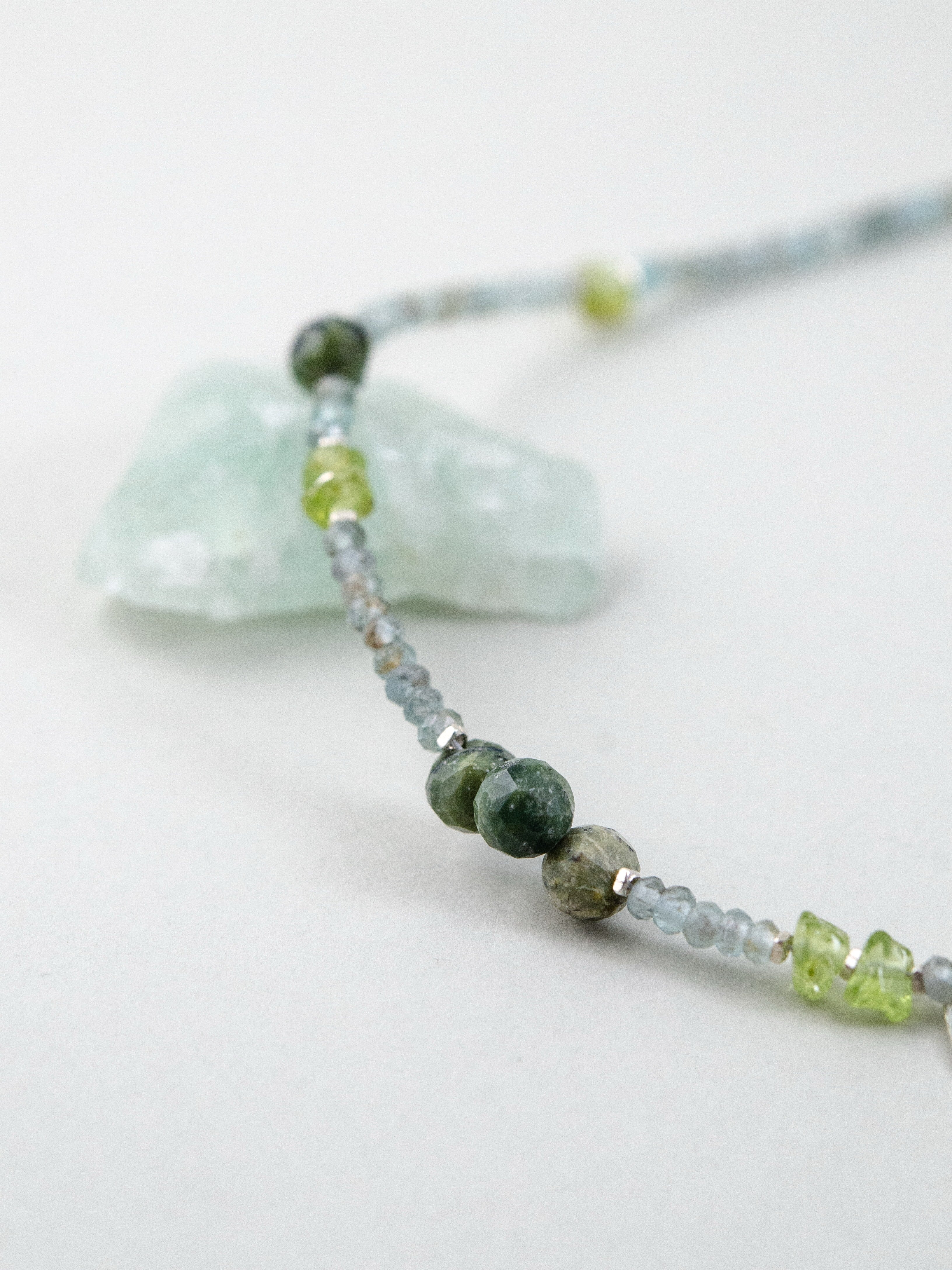 銀の葉チャーム アップ画像 カナダ翡翠とアパタイトの調和